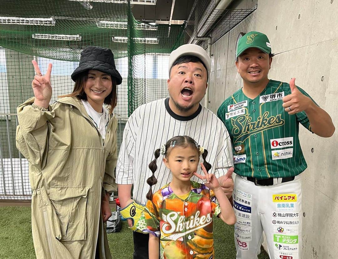 大西宏明のインスタグラム：「#時差投稿   HIPPY君と大西家 📸🎞 @_____hippy_____   #君に捧げる応援歌  #hippy #アーティスト #歌手 #堺シュライクス #開幕戦 #Live #スペシャルゲスト #独立リーグ  #野球 #プロ野球 #野球少年  #シンガーソングライター  #音楽好きな人と繋がりたい  #歌好きな人と繋がりたい  #焼肉好きな人と繋がりたい  #野球好きな人と繋がりたい  #近鉄バファローズ  #オリックスバファローズ  #横浜denaベイスターズ  #福岡ソフトバンクホークス  #smile #ほなっ！！」