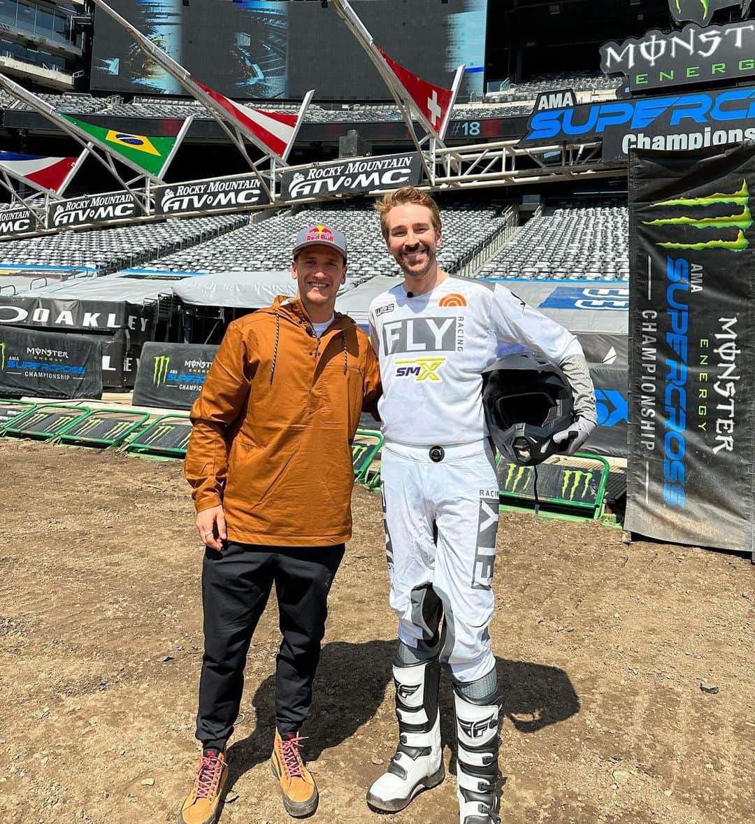 ケン・ロックゼンのインスタグラム：「Today, i was able to teach @joefryernbc how to ride a @suzukicycles DRZ 125 on the @todayshow  Great time. He did good!   It will air in a week.」