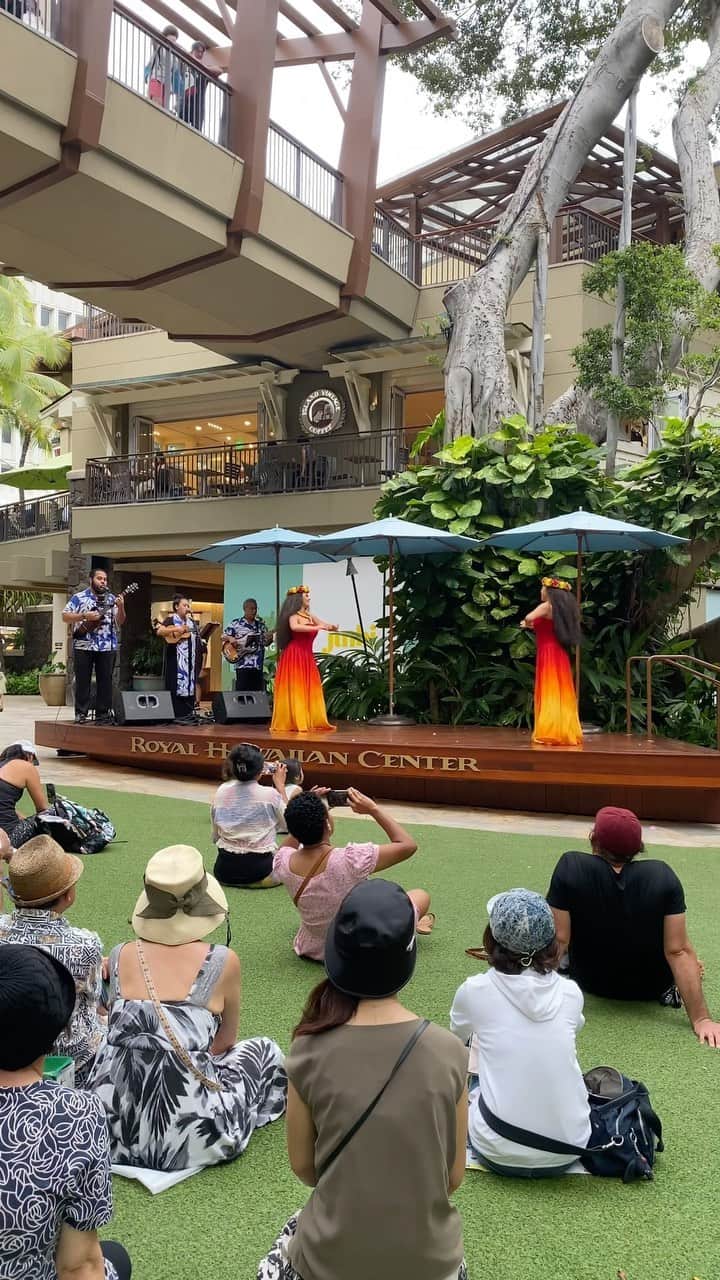 のインスタグラム：「Aloha Friday means it’s time to take in our free hula show at Royal Hawaiian Center 5:30pm」