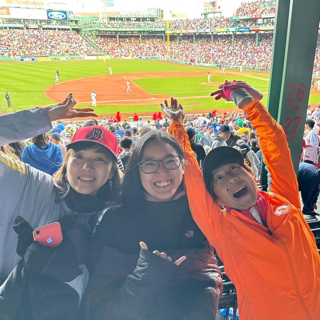 飯島寛子のインスタグラム：「Boston Red Sox vs Los Angeles Angels!! While cheering for Otani‥ Cheering for both. It was cold, so I wore a hat I got as a souvenir.  A heartfelt thank you to @kimberley10 and @arakikias  for getting up early on the day tickets went on sale and buying baseball tickets!  @fenwaypark  @redsox  @angels  #fenwaypark」