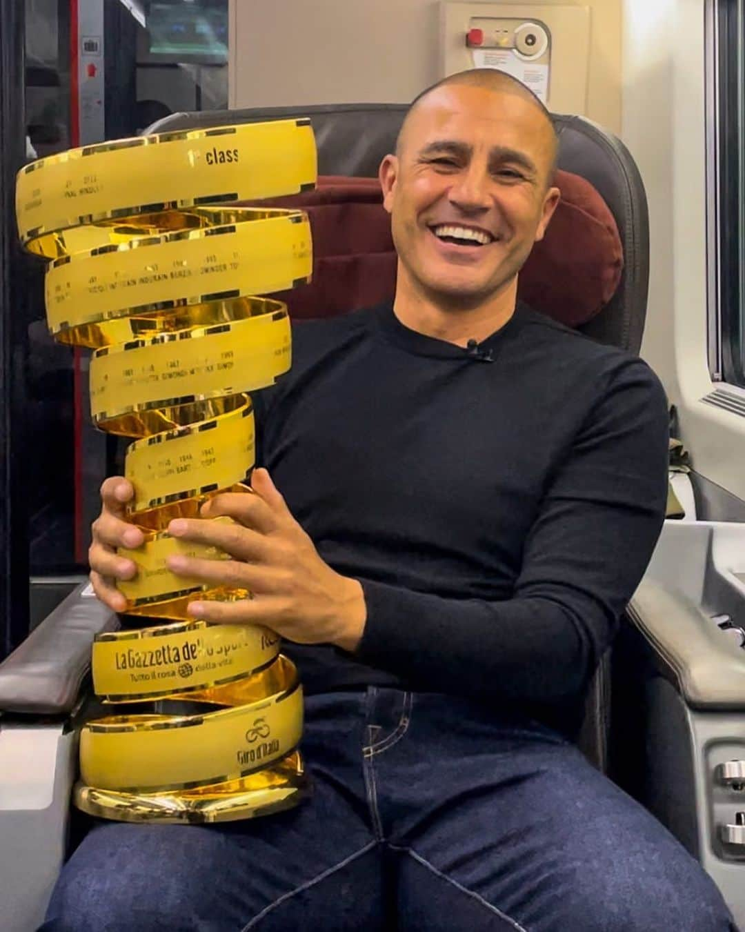 ファビオ・カンナヴァーロのインスタグラム：「Un altro trofeo tra le mie mani. Quello che sarà consegnato al vincitore del Giro d’Italia, dopo un viaggio lungo tutta la Penisola, che avvicina gli appassionati del ciclismo al mondo della #mobilitàsostenibile anche grazie a Trenitalia, official Green Carrier del Giro d’Italia  #adv #ogniviaggiountraguardo #giro  @frecciarossaofficial @fsitaliane @giroditalia」