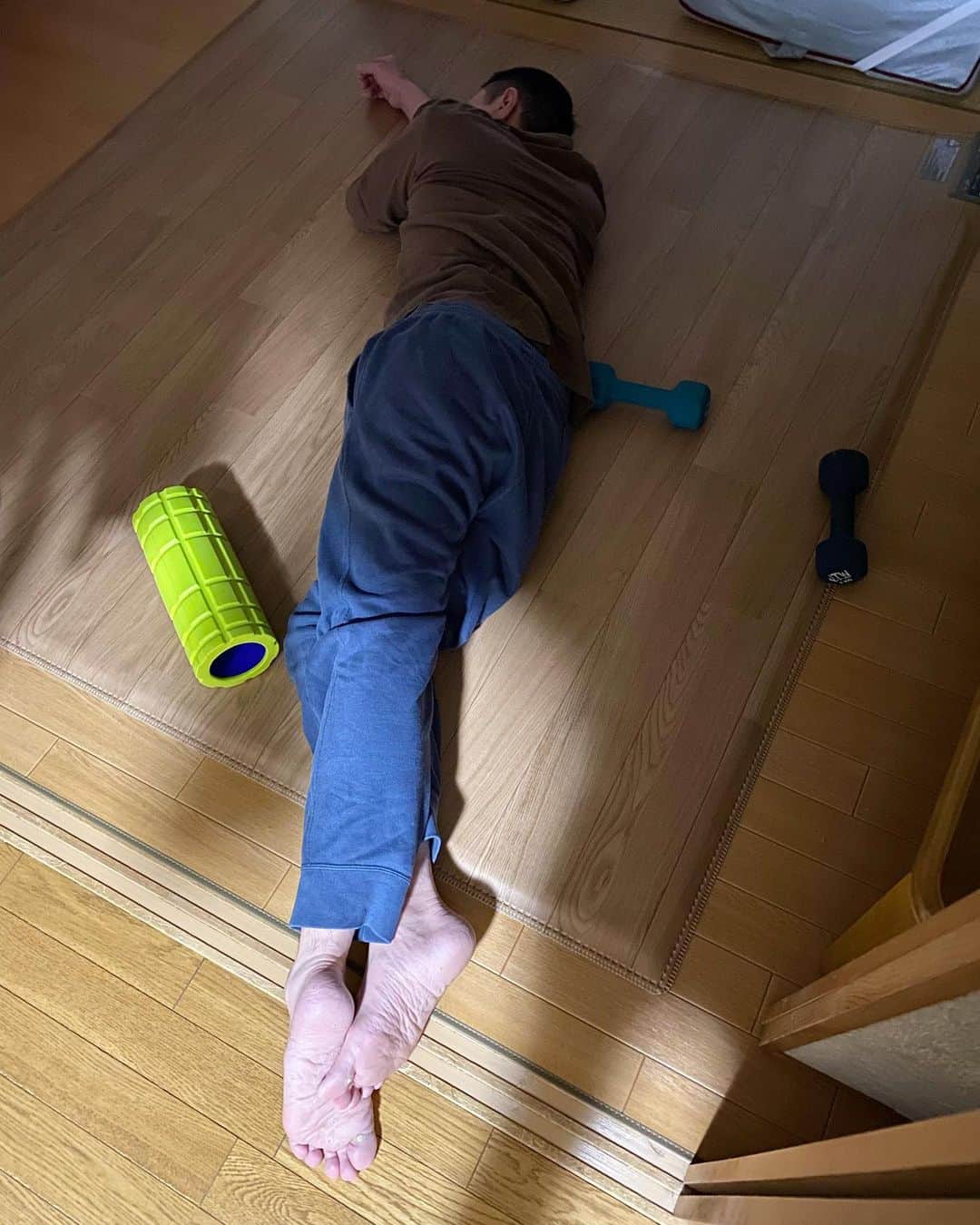 nemuru_catのインスタグラム：「#眠る夫  筋トレしたのか ストレッチしたのか 知らんけど」