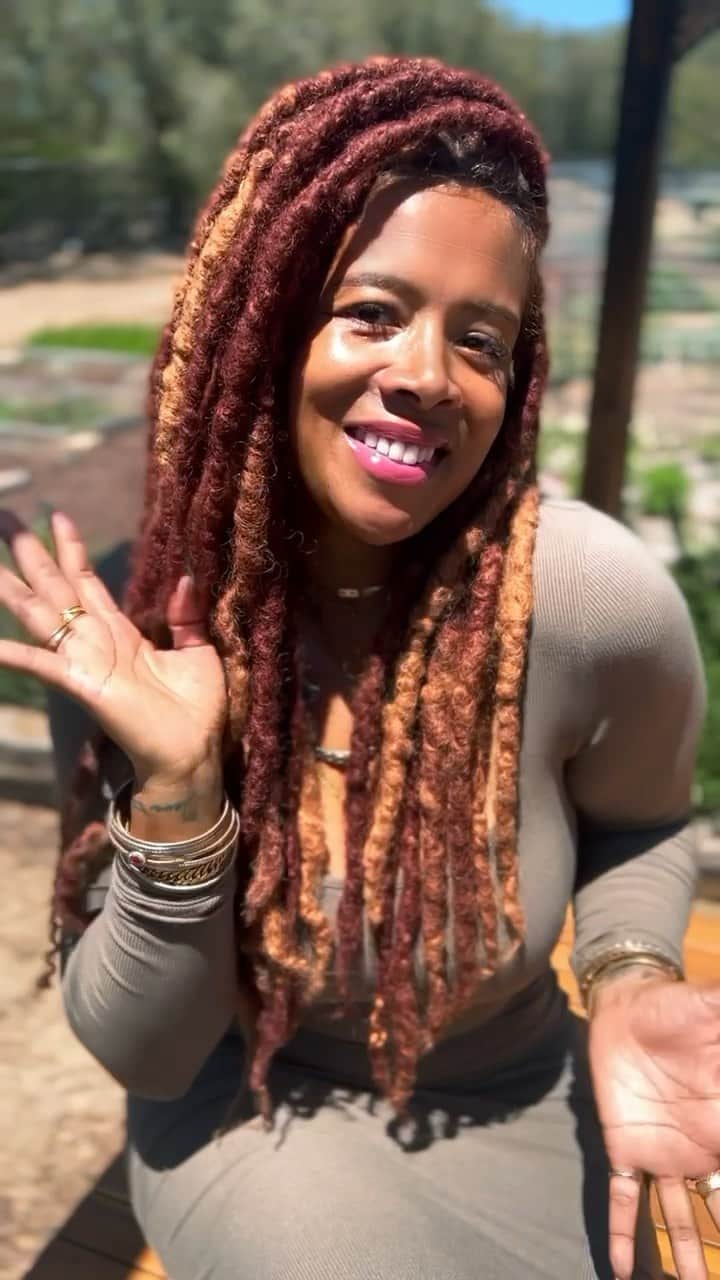 ケリスのインスタグラム：「Mother’s Day gold mine box give away ! All you have to do is tag a friend in the comments and follow @bountyandfull.com that’s it!!!! Happy freedom Friday fam , I love you ! ❤️  Bountyandfull.com」