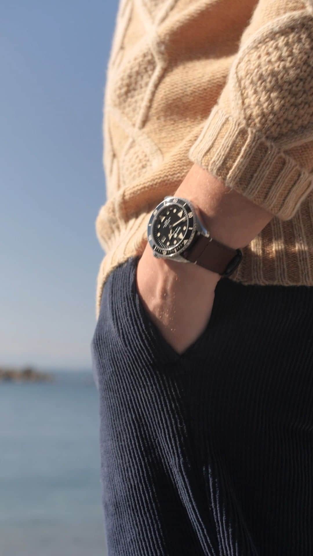 エベラールのインスタグラム：「It's time to enjoy the warm season with Scafograf 300 MCMLIX's sleek and elegant lines.   #eberhard1887 #eberhard #eberhardwatches #scafograf300 #menwatch #menstyle #swisswatches」