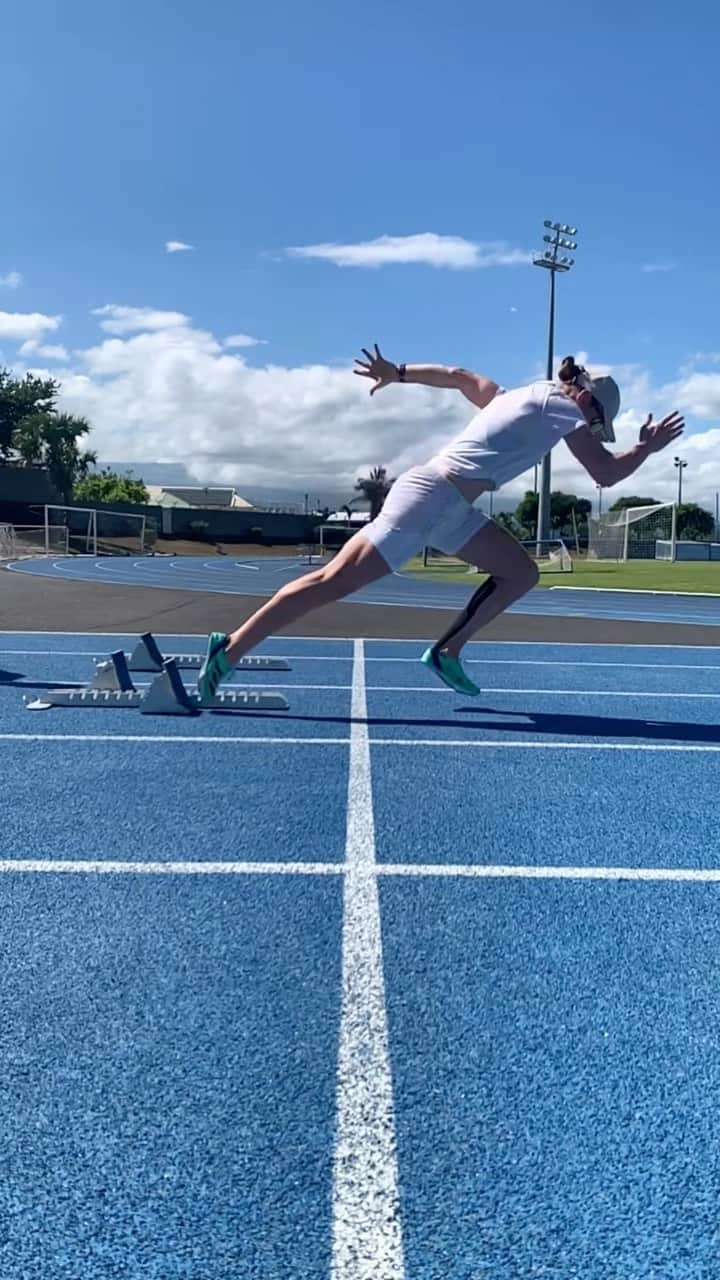 Amandine BROSSIERのインスタグラム：「Travailler dans ce cadre, je dis oui 😍🇷🇪   #iledelareunion #trainingcamp #trackandlife #bluetrack #sprintsession #sportwomen」