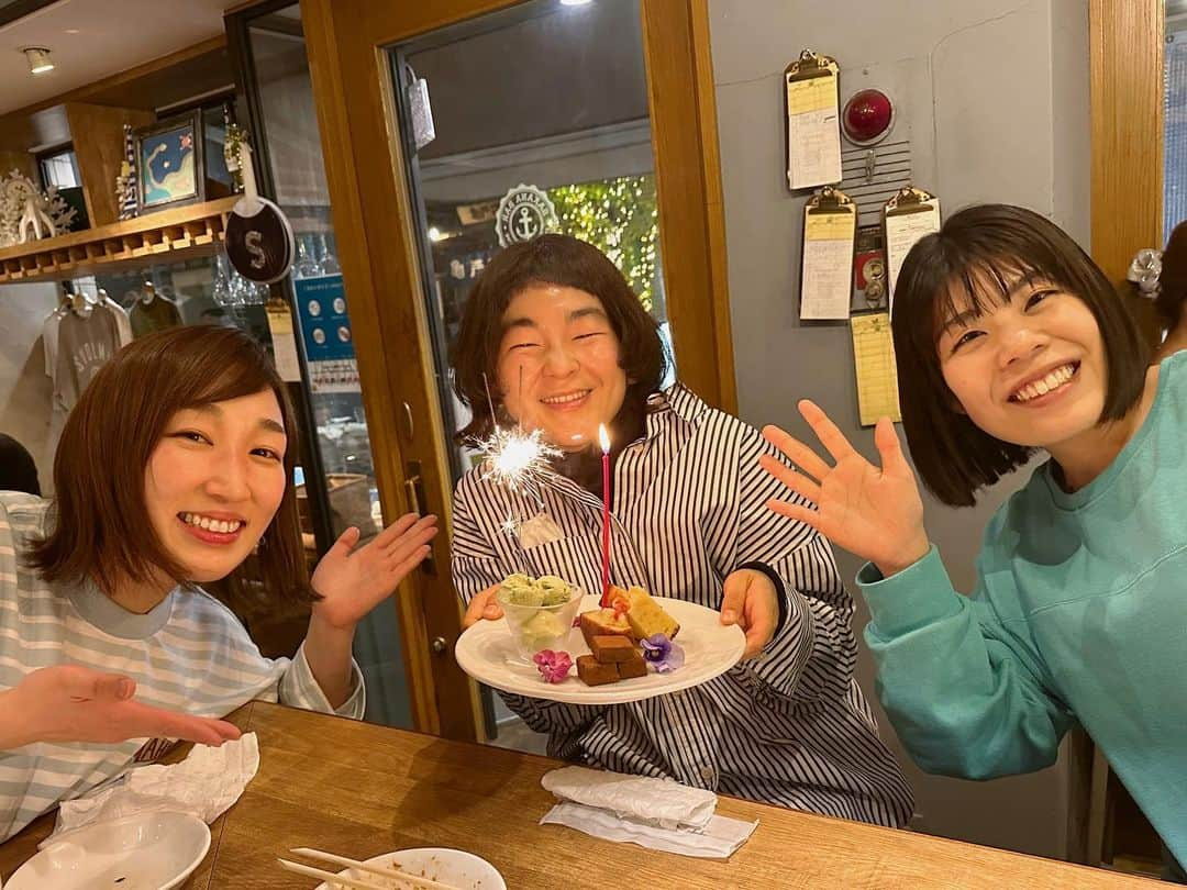 あいすけのインスタグラム：「ハッピーバースデーゆうきはら😘 #ちょっと前のはらちゃん誕生日会 #安定の腹パン #飲んで食べる #我ら海賊」