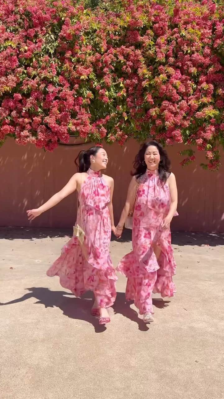 Anthropologieのインスタグラム：「We kicked off Mother’s Day season the best way we know, with good friends, great food, and gorgeous views (courtesy of @AnthroLiving table settings at the beautiful @robinsongardens). Tap the link in bio to get inspired for upcoming Mother’s Day celebrations with one-of-a-kind looks and gifts that accentuate #HowTheyShine. 🌸🍹✨  Venue: @robinsongardens Flower Cart: @megan_gray Quartet: @orchidquartet Catering: @annielcampbell」