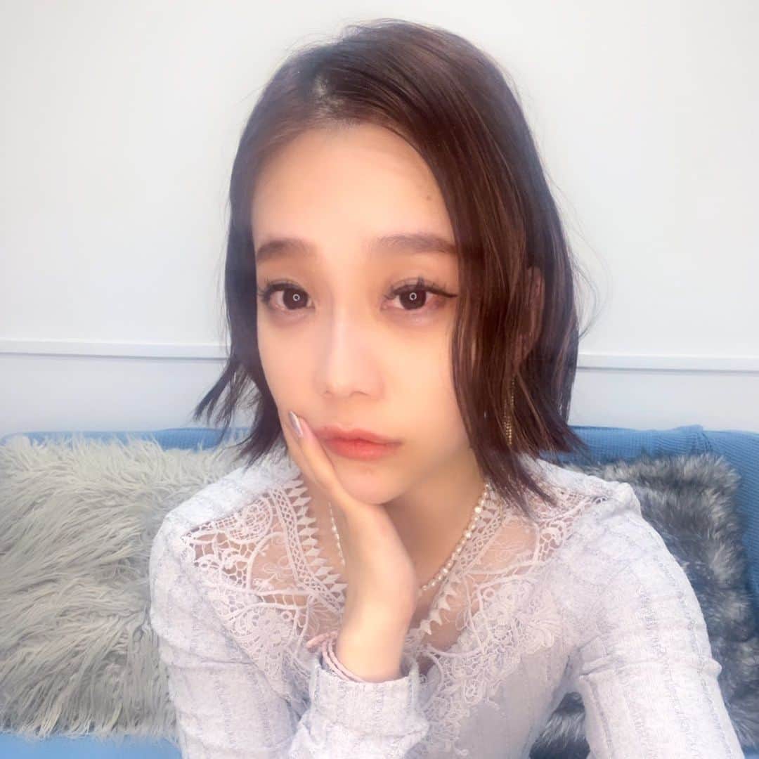 Rieco Iwaiのインスタグラム：「今年学んだこと🤷‍♀️  相手を主役にする方法。 自分は後まわし。 他人ファースト。 我慢そして 直感力、観察力、心理学が丈過ぎてる相手がいること目の当たりにしたため、  #商人 #商売人 #損得 #メリットデメリット #人として #人間は感情の生き物 #共感 #人間らしさ #人の温かみ」
