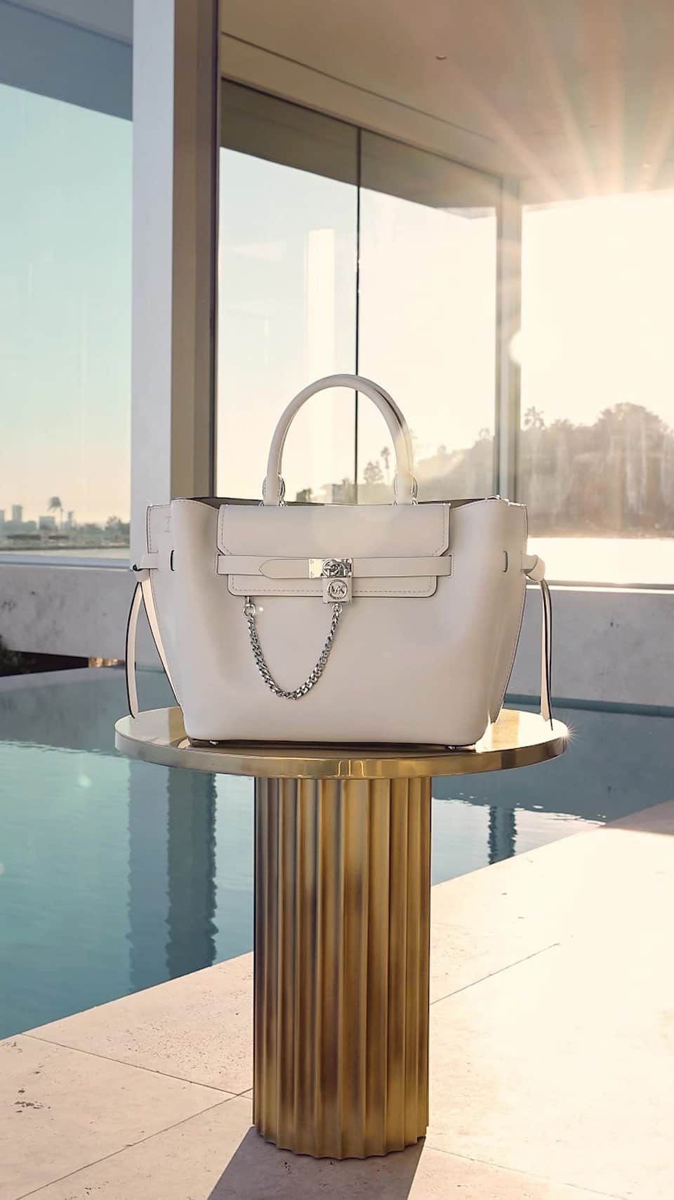 のインスタグラム：「Chic, in every size. The Hamilton tote bag. #MichaelKors」