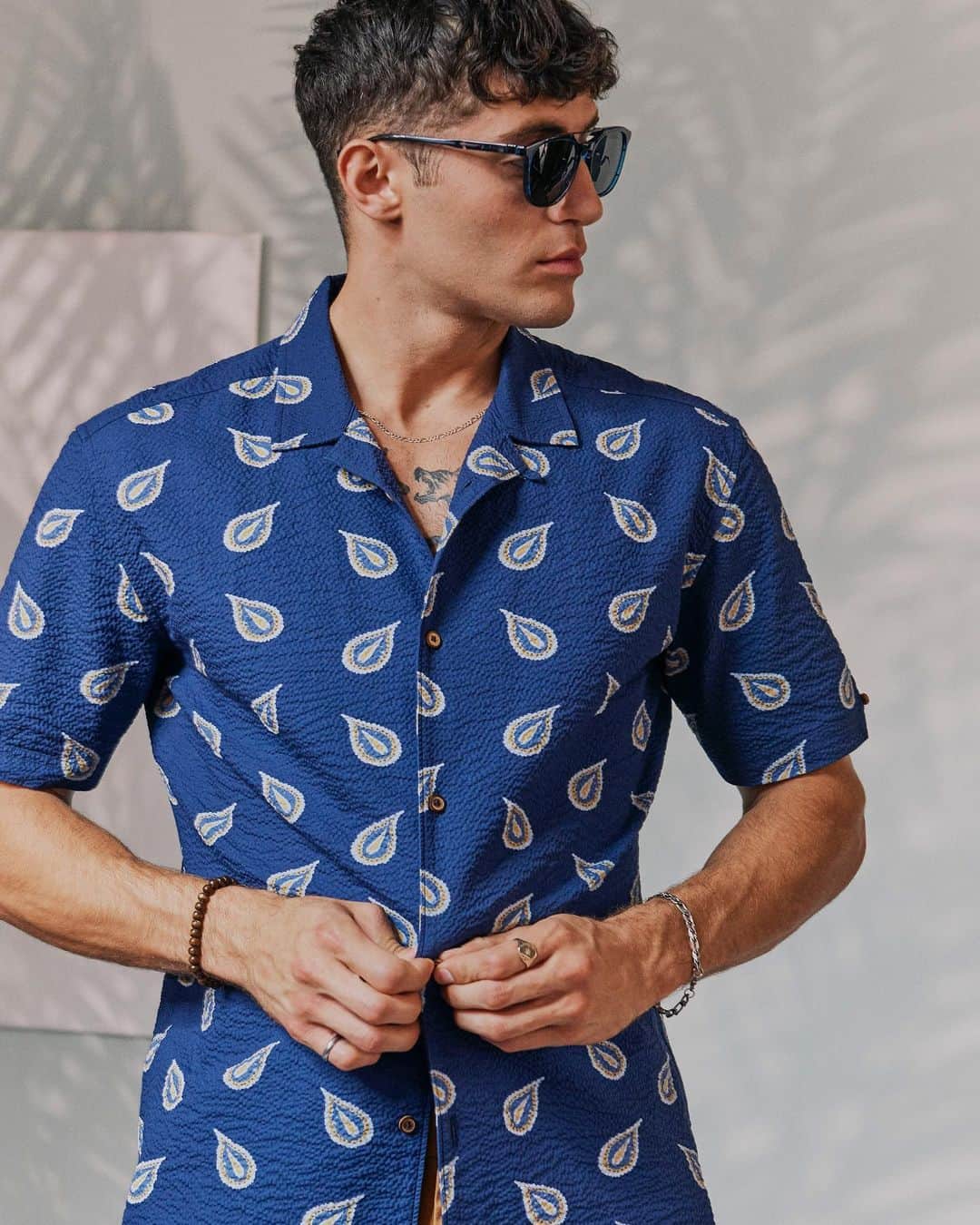 ベンシャーマンのインスタグラム：「Feel like a summer breeze in this blue paisley button shirt #BenSherman」