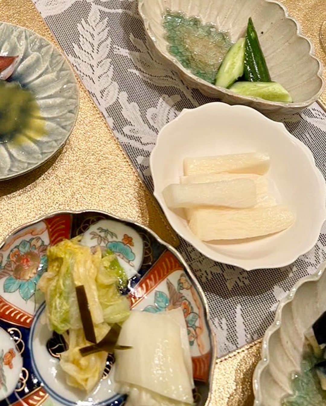 西川史子さんのインスタグラム写真 - (西川史子Instagram)「親友たかえが、私の健康を考えてくれて、牡蠣と豚肉たっぷり入れてキムチ盛り沢山のケジャン鍋を 作ってくれました✨❣️ 大好物のホタルイカまで嬉しい😭  牡蠣には亜鉛がたっぷりでお肌や粘膜修復を助けてくれるし 豚肉とキムチでビタミンや発酵による良い菌たちをたくさん補給して腸内環境バッチリです😆✨  もともと食の細い私ですが、 たかえの家では、もりもり楽しく食べれて次の日元気です！ 医食同源ですね✨  いつもありがとう💕 どんどん元気になります✨😊  #牡蠣 #キムチ #おうちご飯  #栄養補給 #亜鉛 #ビタミン  #発酵食品で健康に  #ありがとう #親友 #感謝」4月22日 1時51分 - dr.ayako_nishikawa