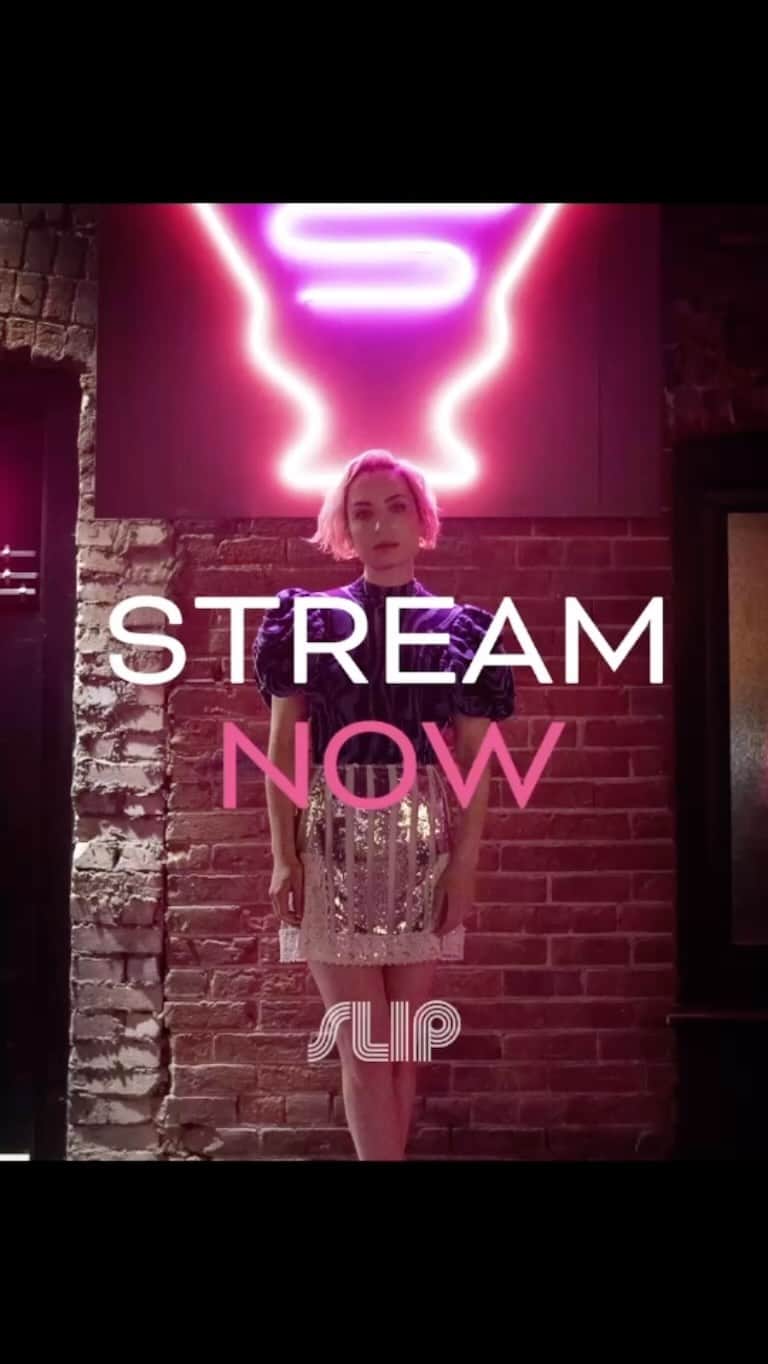 ダコタ・ジョンソンのインスタグラム：「Heyooo SLIP is streaming now on @therokuchannel   You will like it and you will see boobies and that’s a promise」