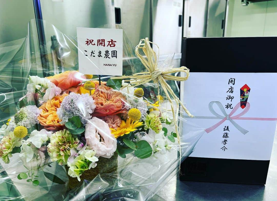 齊藤美絵さんのインスタグラム写真 - (齊藤美絵Instagram)「いよいよEarth Food Lab.takeTaOPENします。 粛々とスタートしようという想いでいたのですが、 Lab.に行くとサプライズが次々と🎁💐✨ お祝いやメッセージありがとうございます！ メンバー一同、感動と感謝です✨✨✨  明日は、道の駅たけたで お弁当2種類がデビューします。  【竹田の玉手箱】 サフラン酢飯と 7種の具材を巻いた竹田八宝巻と 卯の花いなりの 全く新しい&華やかな助六お弁当。  【豆と野菜と発酵イタリアン】 大根葉ジェノベーゼの玄米リゾットに 新玉グリルの青トマトソース、 こも豆腐のスモーク、 大根のグリルなどのイタリアンランチBOX。  2人のシェフとメンバーと 生産者さん達の元や自然の中へ行き、 たくさんの話を重ねに重ねて 竹田の魅力を感じ、 人と地球に健やかな美味しい🍀と 竹田にこんなお弁当あったら善いね。を。  限定10食ずつ、 10:00過ぎに道の駅たけたに並びます。 どちらも、¥864です。  さらに、ギャラリーコネクトプラスで @gallery_connect.plus  個展をスタートさせた藤原香奈さんとの コラボランチBOX。 (事前予約いただいた皆さまありがとうございます！)  作品を観た後に、ビオラをお弁当に入れたいな と思っていたら、ふぁとりあの和代さんと 直美ちゃんが、ビオラを持って Lab.に現れるという奇跡🌈  シェフ2人と作品を拝見して、 藤原香奈さんや森貴也さんとお話をしていたら 和やかなオーラに包まれ、 明日のお弁当の数々が、 とても平和で健やかなものになると 確信しました。  幸波動🌎🍽️✨  こだま農園兒玉さん @kodama_noen  とよくに農園平山さん @ichiryu_manbai  豊後荻橘屋朋子さん、 敬土庵高倉さん、幸歌さん、 心地農園平瀬さん @cocochi.farm  やいの夢河野さん、ちよみさん ふぁとりあin産山和代さん @fattoria_in_ubuyama  後藤豆腐店さん 飯尾醸造 飯尾さん @fujisu.iiojozo  and more!!! 最幸の食材・調味料を使用させていただきます。 ありがとうございます🙏  小さな一歩を積み重ねて、 大地と生産者さん達が育んだ食材へ 敬意と感謝を込めて、 食べた人の心と身体が「わっ✨」と 喜ぶような食をお届けできれば幸いです。  どうぞよろしくお願いいたします。  #大分　#竹田 #oita #takeTa #earthfoodlab #地球食べもの研究所 #道の駅 #道の駅たけた #城原 #kibaru #ギャラリーコネクトプラス #藤原香奈 さん #幸波動 #人と地球に健やかな食 #人と地球に健やかな暮らし #未価値を価値に #地球孝行 #アースフードプロデューサー #地域おこし協力隊 #フードマエストロ #foodmaestro #ツタエルヒト。」4月22日 1時59分 - saitomie