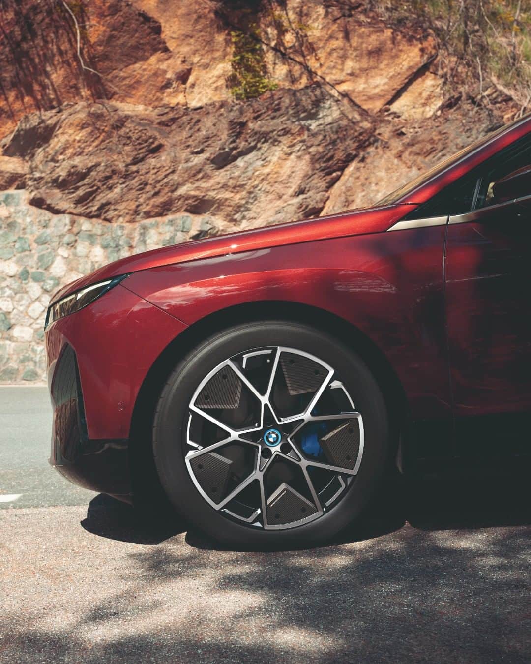 BMWのインスタグラム：「Take the iX from day to night 💡 featuring the BMW LED door projectors. #THEiX #BMWAccessories #BMW __ BMW iX xDrive50: Combined power consumption: 22.6–19.7 kWh/100 km. Combined CO2 emissions: 0 g/km. Electric range: 550–630 kilometers. All data according to WLTP. Further info: www.bmw.com/disclaimer」
