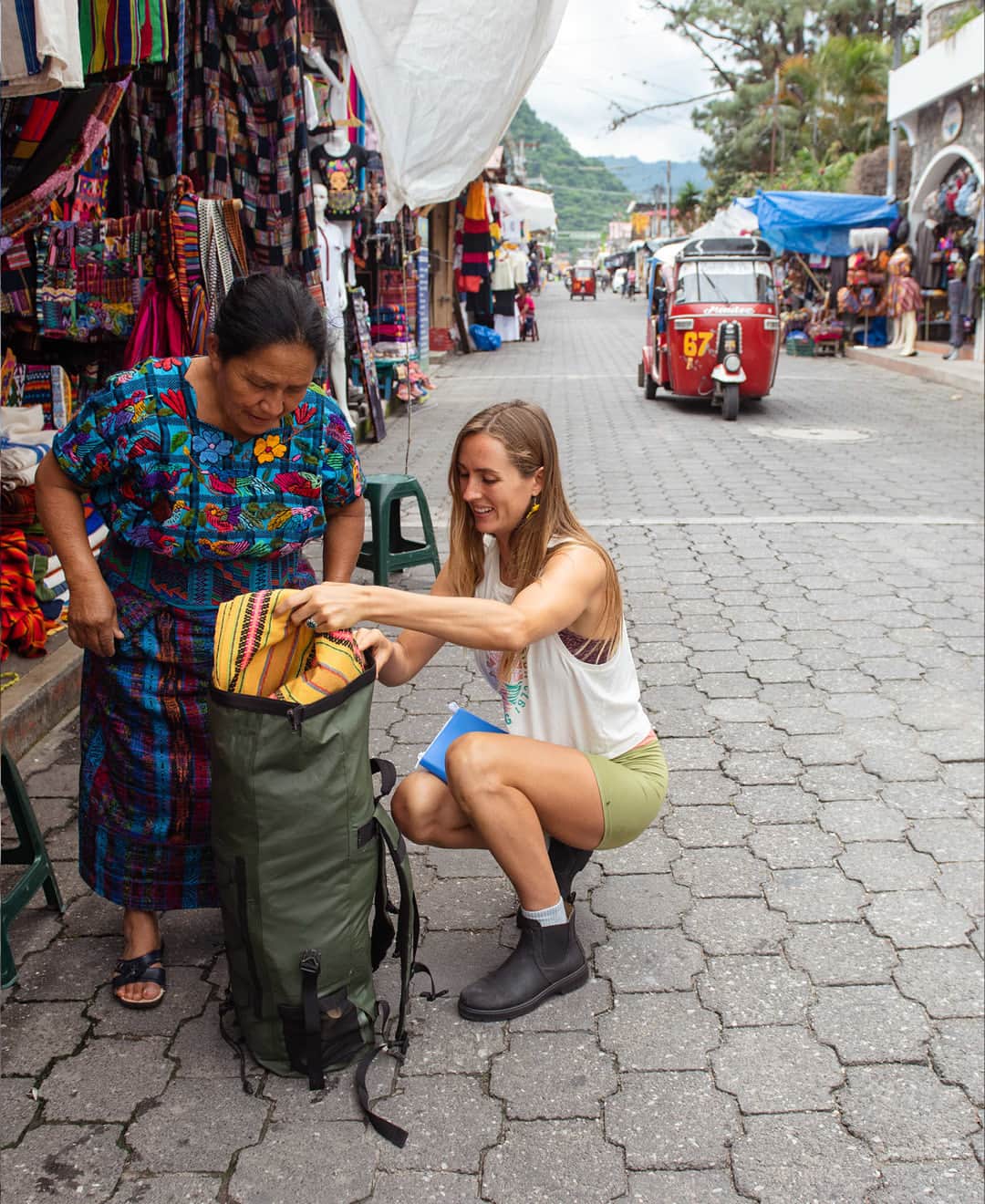 BILLABONG WOMENSさんのインスタグラム写真 - (BILLABONG WOMENSInstagram)「One of our favorite ways to travel sustainably is to shop local. @annagudauskas exploring in Guatemala for treasures and fabric for her handcrafted board bag company @sagebrushbags. Hint, hint, at a little giveaway coming!!   #BillabongAdventureDivison」4月22日 2時01分 - billabongwomens