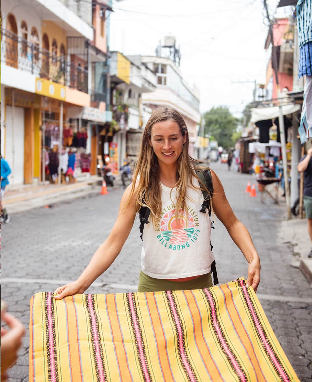 BILLABONG WOMENSさんのインスタグラム写真 - (BILLABONG WOMENSInstagram)「One of our favorite ways to travel sustainably is to shop local. @annagudauskas exploring in Guatemala for treasures and fabric for her handcrafted board bag company @sagebrushbags. Hint, hint, at a little giveaway coming!!   #BillabongAdventureDivison」4月22日 2時01分 - billabongwomens