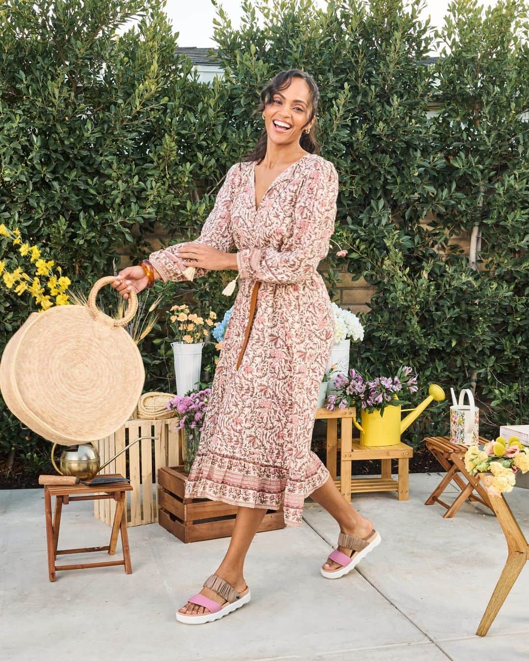 のインスタグラム：「Looks so pulled together, they’ll think you hired a professional.  Featured: the Alane and Anida Sandal  #koolaburra #koolaburrabyUGG #springfashion」