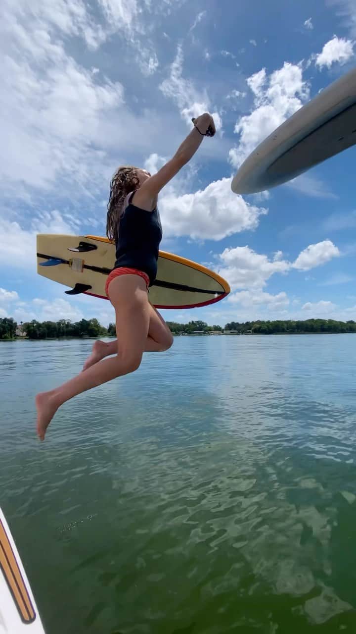 ボディーグローブのインスタグラム：「Ever wonder how we get those cool iPhone shots from the water? 💦📱 I put a waterproof case on and hop in! @bodyglove」