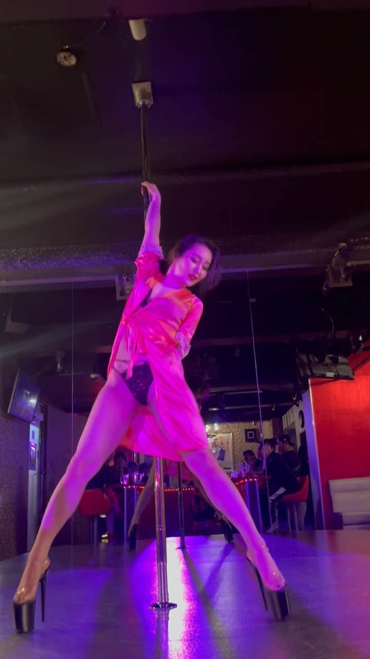 SHIRAISHIMIHOのインスタグラム：「最近は色演目で踊ることが多い☺️ お客さんに色物を求められてるような気がして😋 色物の中に美しさとか見てうっとりするような何かが出て来れるショーができるようになりたい🔥 #熱海 #ポールダンスショー  #poledancer  #showgirl」