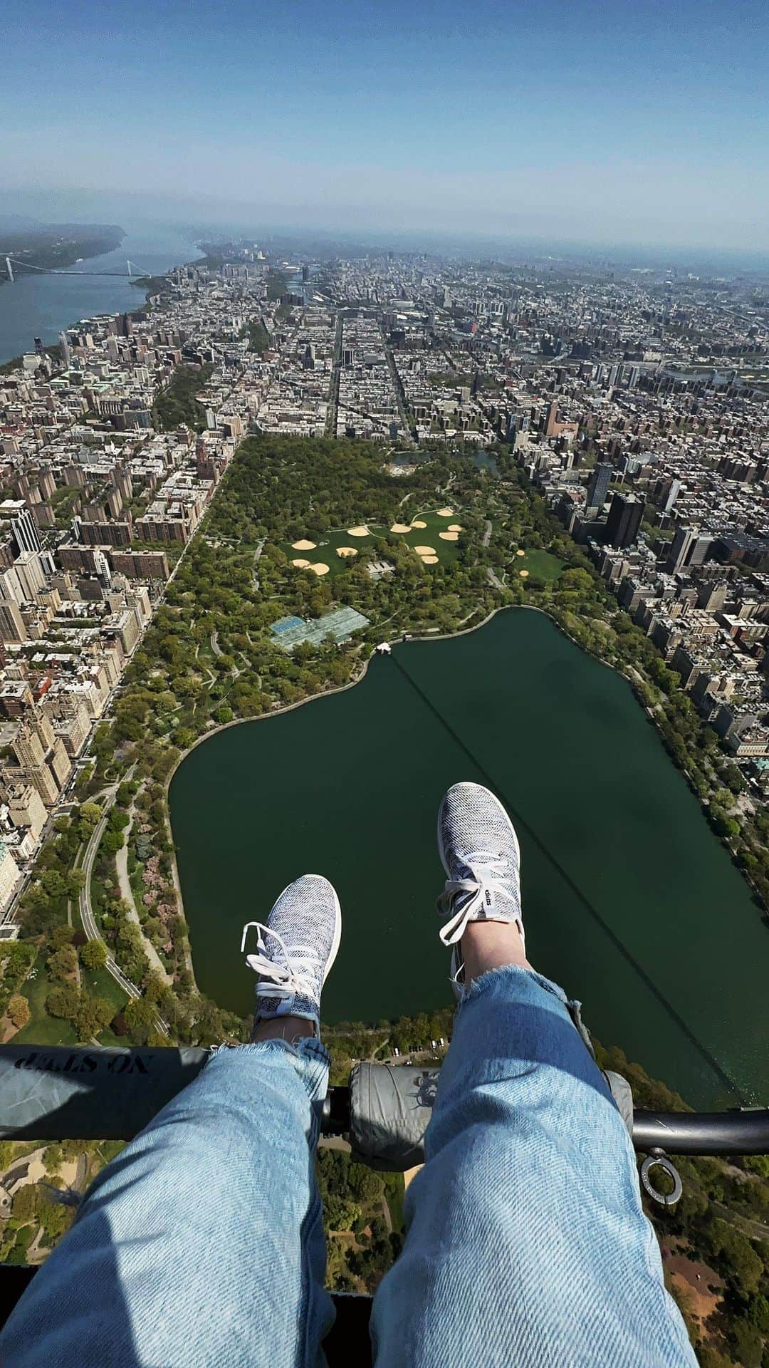 nyonairのインスタグラム：「You stay on my mind 🚁   #reels #reelsinstagram #nyc #newyorkcity」