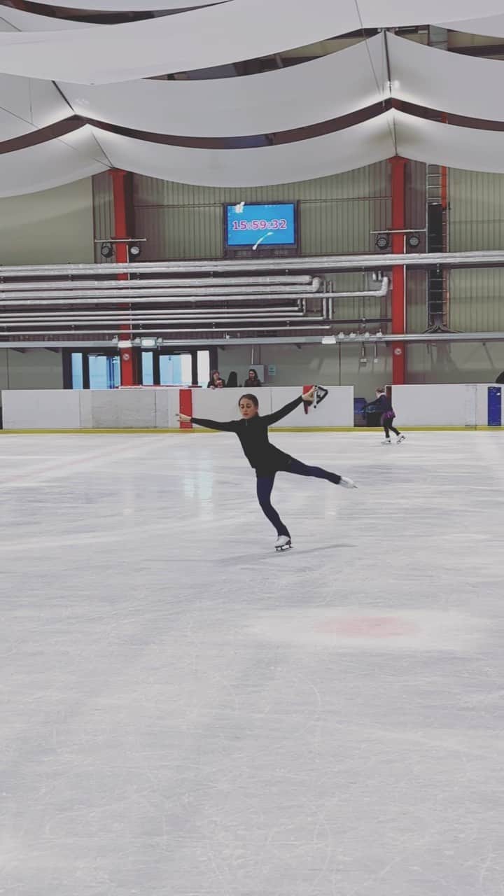 ケルシュティン・フランクのインスタグラム：「Slowly but steady we are getting there 🤗 way to go Antonia 👏🏼 #proudcoach #workinghard #stepbystep #figureskating」