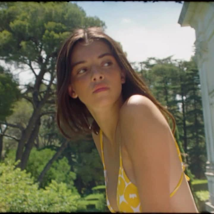 エレスのインスタグラム：「Imprimé Tropical Ananas.  Tropical Pineapple print.  Art Direction: @ljbtnstudio  Video Director: @salimboujtita  Stylist: @morganebedel  Model: @mariamiguel.a  #ERESPARIS #ERESSWIMWEAR」