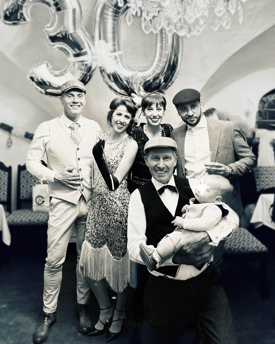 カロル・ブレッサヌッティさんのインスタグラム写真 - (カロル・ブレッサヌッティInstagram)「🎉🎊 30 🎉🎊 -part 2 - - - #30party #peakyblinders #20sstyle #friends #party」4月22日 2時23分 - carolein_b