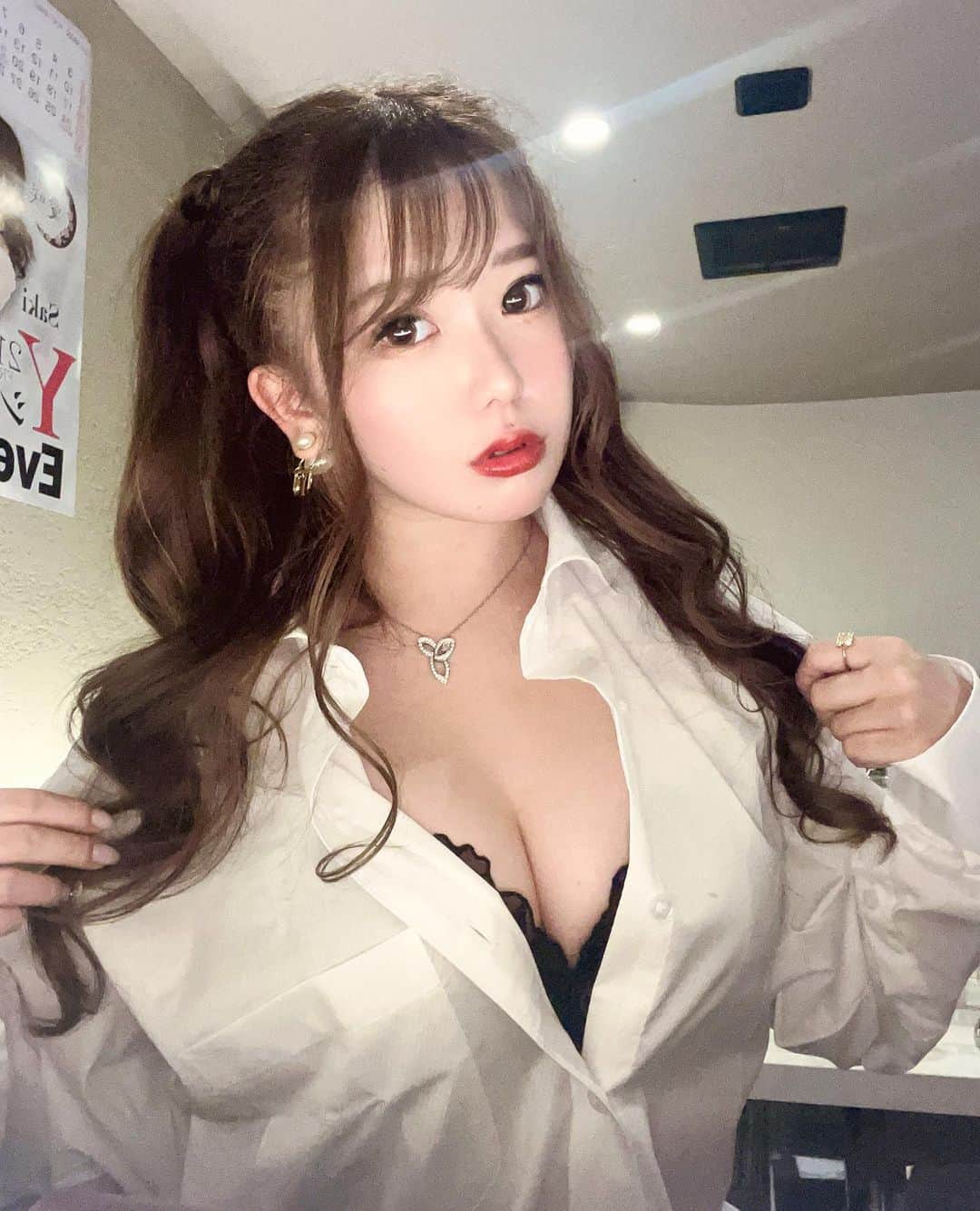 愛咲えれなのインスタグラム：「. . ワイシャツイベント❤️ . #愛咲えれな #きゃばきゃば #lounge愛咲　#キャバ嬢 #iris #キャバクラ #クラブ #ミナミ #北新地 #宗右衛門町 #ポケパラ #指名 #えれな #シャネル #バースデーイベント #シャンパン #アルマンド #踊れるキャバ嬢 #踊れるキャバ嬢といえばえれな #イリス #ホステス #いいね返し #キャバ #ソウメイジャパン #ベルロゼ　#クラブイリス #黒髪ロング」