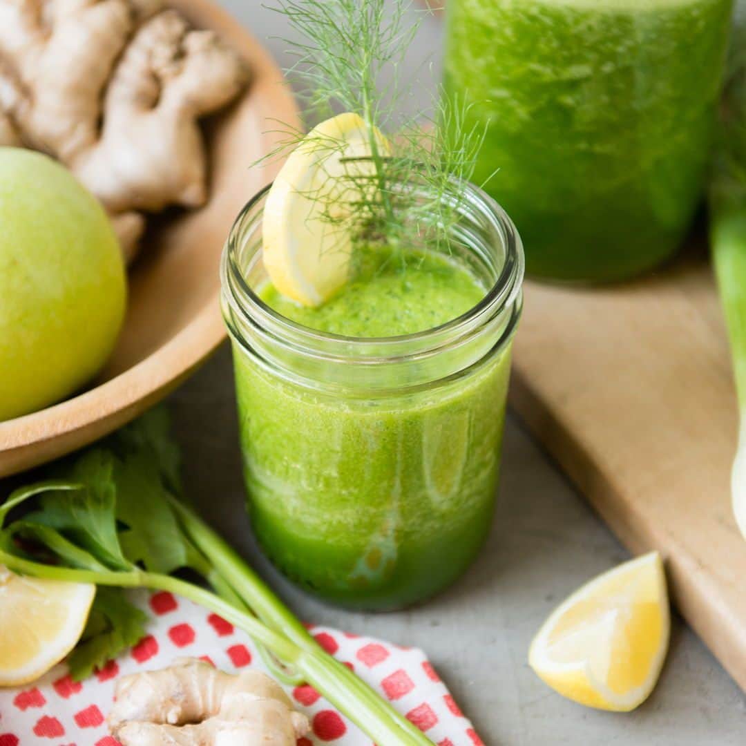 のインスタグラム：「This Apple Celery Smoothie is refreshing, flavorful and healthy for your body! 🍏 Check out these celery smoothie health benefits:⁣ → Antioxidants⁣ → Digestive aid⁣ → Helps reduce inflammation⁣ → Alkalizing effects⁣ → Full of vitamins and minerals⁣ ⁣ If you like black licorice, then this recipe will be an even bigger win for you.⁣ ⁣ 👉 Click the link in bio for the recipe⁣ ⁣ #healthyeating #healthyrecipes #celeryhealthbenefits #celerybenefits #applecelery #celerysmoothie #greensmoothies」