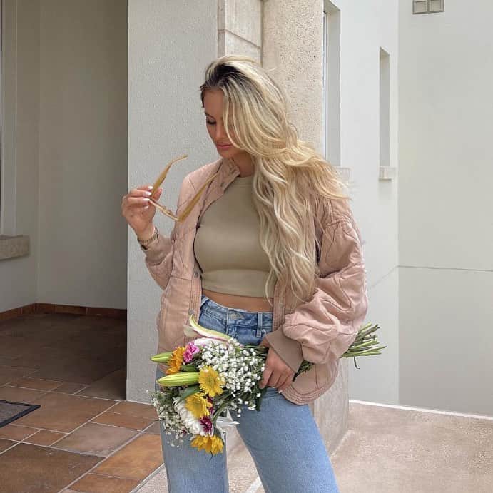 ブランクNYCのインスタグラム：「Our soft side is showing 💐. @briannesikorski in our Sand Drift quilted jacket.」