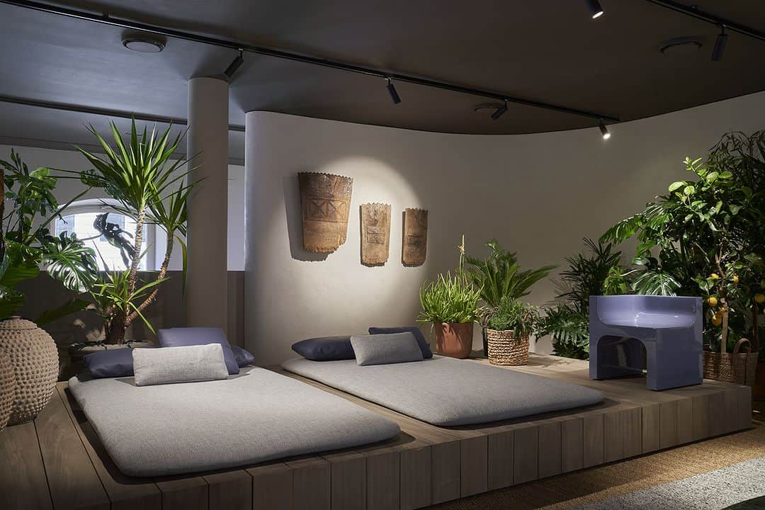Baxterのインスタグラム：「Forest green, olive green, ivory, air force blue, iroko wood: at the Baxter Outdoor Gallery, there is the whole palette of an oasis between the Mediterranean and the Equator. The 2023 restyling retains the atmosphere of a secret garden, embellished with plant compositions and artefacts from around the world, while leaving plenty of room for new compositions and finishes ✨  Discover Baxter Outdoor Gallery at via Filippo Turati 2, Milan  Ph. @fabriziocicconi_ph  #baxtermadeinitaly #baxtercinema #leather #design #interiordesign #madeinitaly #milan #italy #luxury #interior #milanodesignweek2023 #outdoor」