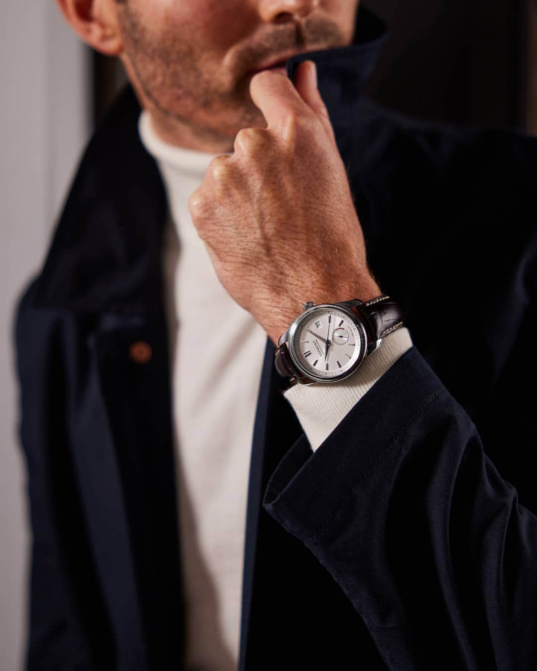 ブレモンのインスタグラム：「Effortless style with the Bremont Audley.  The 40mm polished stainless steel Trip-Tick® case sits impeccably on the wrist at just 12.9mm tall, and is complemented by an embossed chocolate brown leather strap for an understated, timeless aesthetic.  🔗Link in Bio.   #BremontAudley #DressWatch #BremontH1 #H1Generation #WatchesofInstagram #LuxuryWatch #MakeTimeCount」