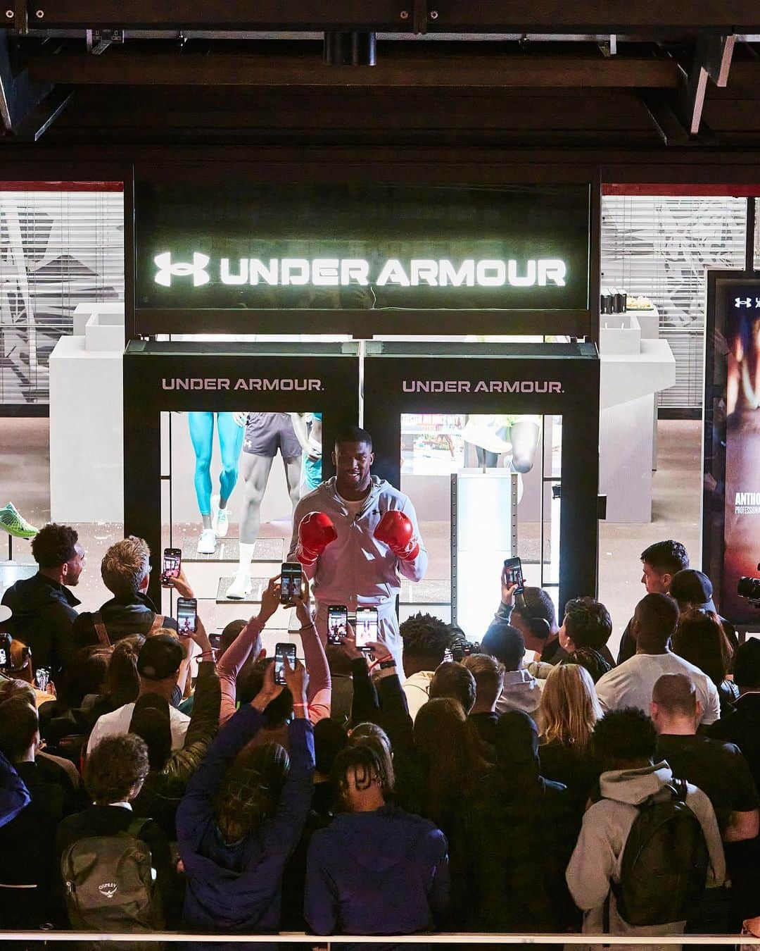 Under Armourさんのインスタグラム写真 - (Under ArmourInstagram)「The @uanext.london program has arrived. 💪@AnthonyJoshua opened our new Under Armour London Brand House and UA Next Academy. Come see how we are developing and supporting London’s young athletes. #BeTheNext」4月22日 3時00分 - underarmour