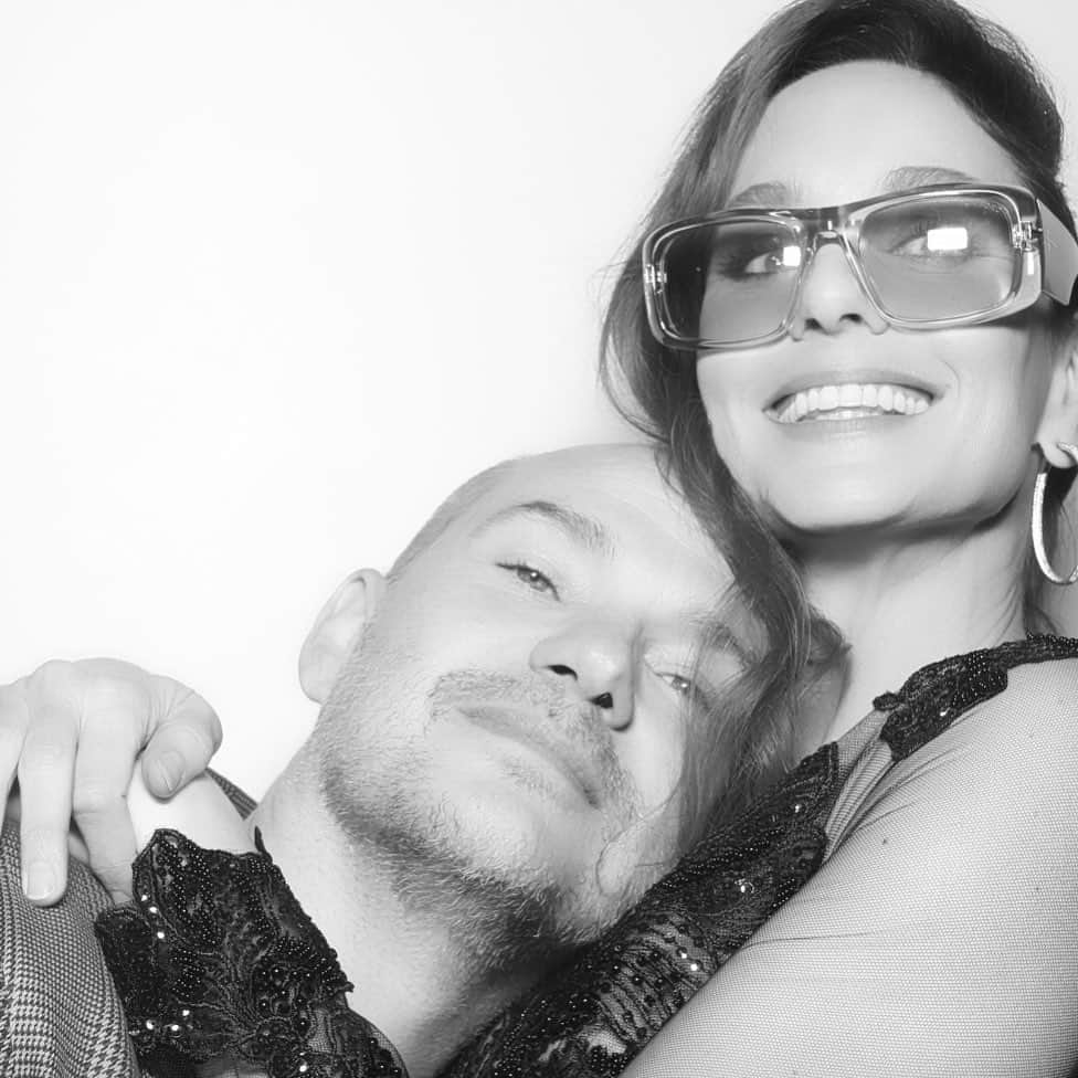 サラ・ウェイン・キャリーズのインスタグラム：「congrats to one of my favorite people & red-carpet husband @thepeterpaige on co-showrunning #station19 next season 💕 they’re soooo lucky 🍀」