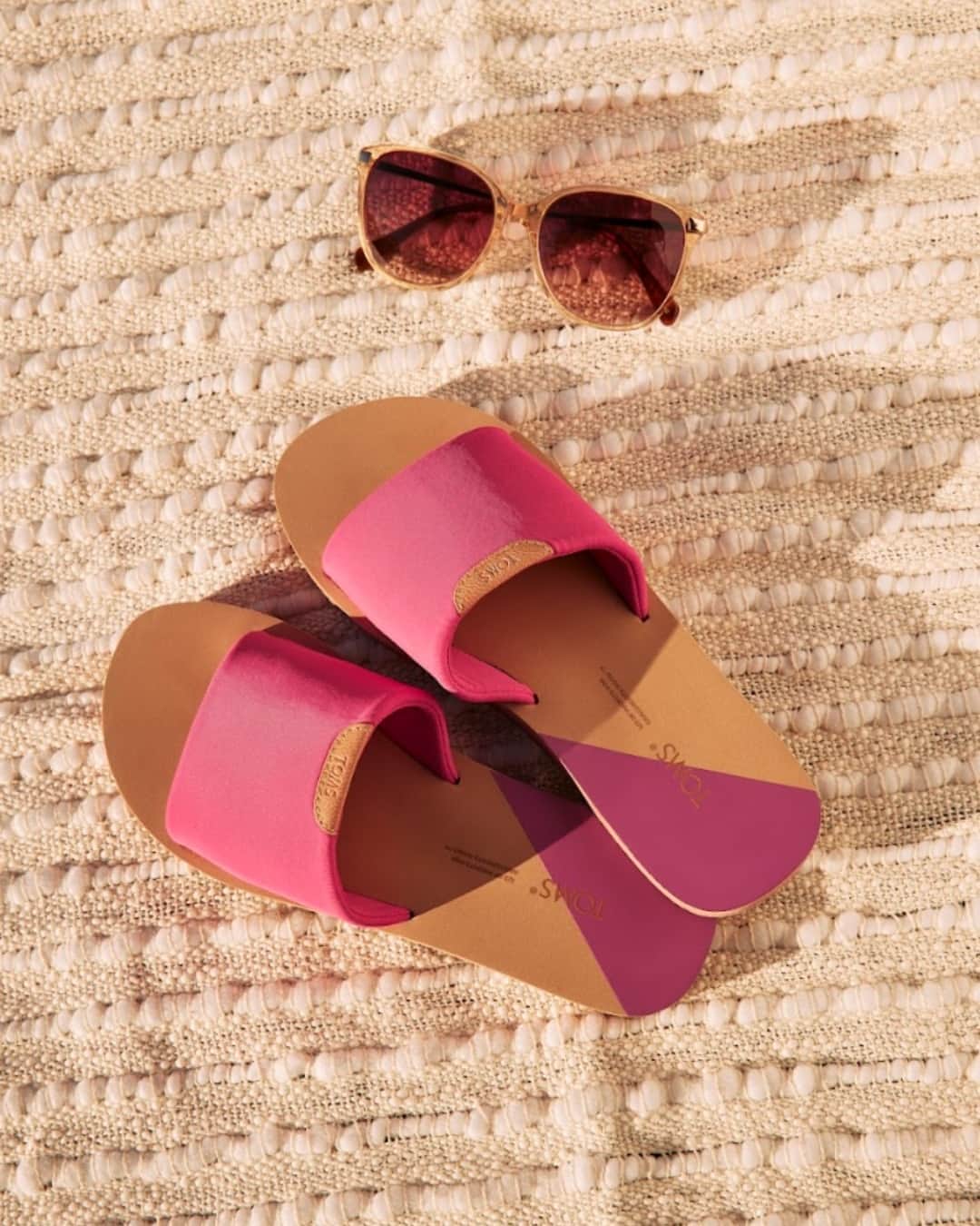 トムズシューズのインスタグラム：「Life's a beach with a pair of TOMS sunnies & slides! ☀️  Wear TOMS. WEAR GOOD.」