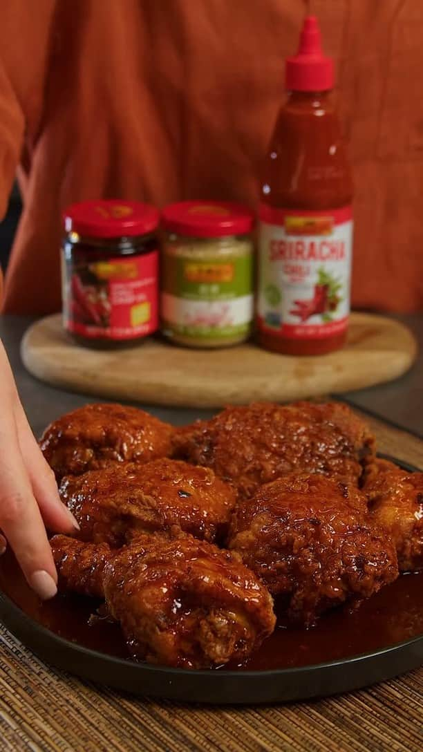 Lee Kum Kee USA（李錦記）のインスタグラム：「Looking to satisfy your sweet and spicy tooth?   These Hot Honey Fried Chicken should do the trick! Marinate the chicken in honey, Lee Kum Kee Chiu Chow Style Chili Crisp Oil, and Sriracha Chili Sauce for the ultimate mix of sweet and spicy! 🔥🍯  #leekumkee #leekumkeeusa #friedchicken #friedchickenrecipe #chickenrecipe #hothoneyfriedchicken #chilicrisp #chilicrispoil #chilioil #sriracha #srirachachili」