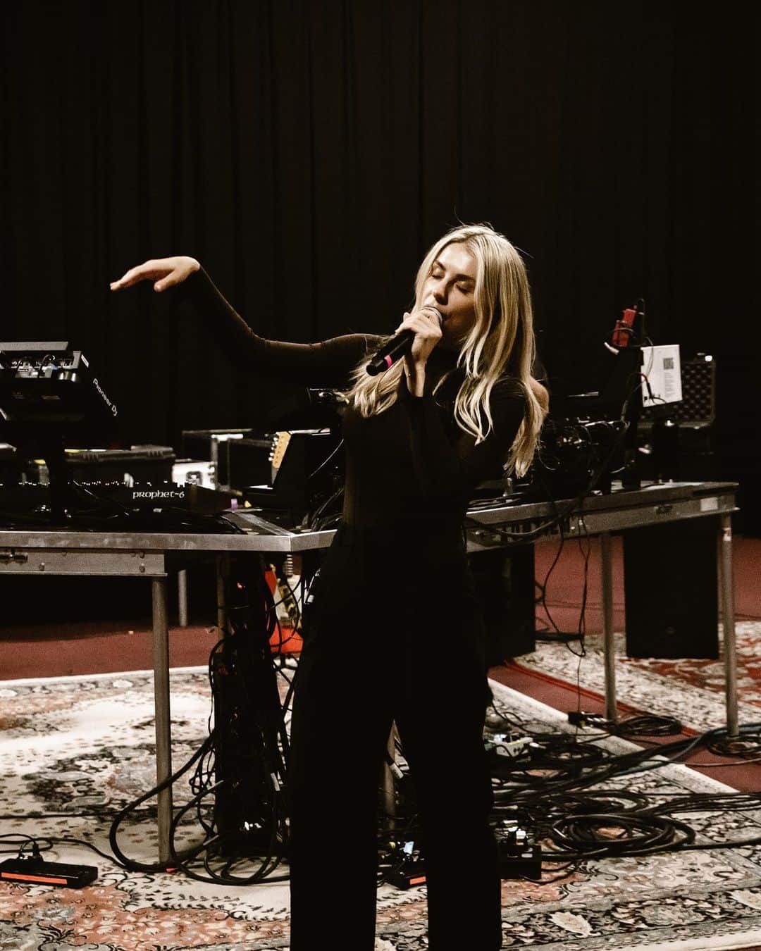 Flight Facilitiesさんのインスタグラム写真 - (Flight FacilitiesInstagram)「Preparing the space ship in LA this week.   Whole fam back together and ready to make you feel warm fuzzies. 🤗」4月22日 3時15分 - flightfac
