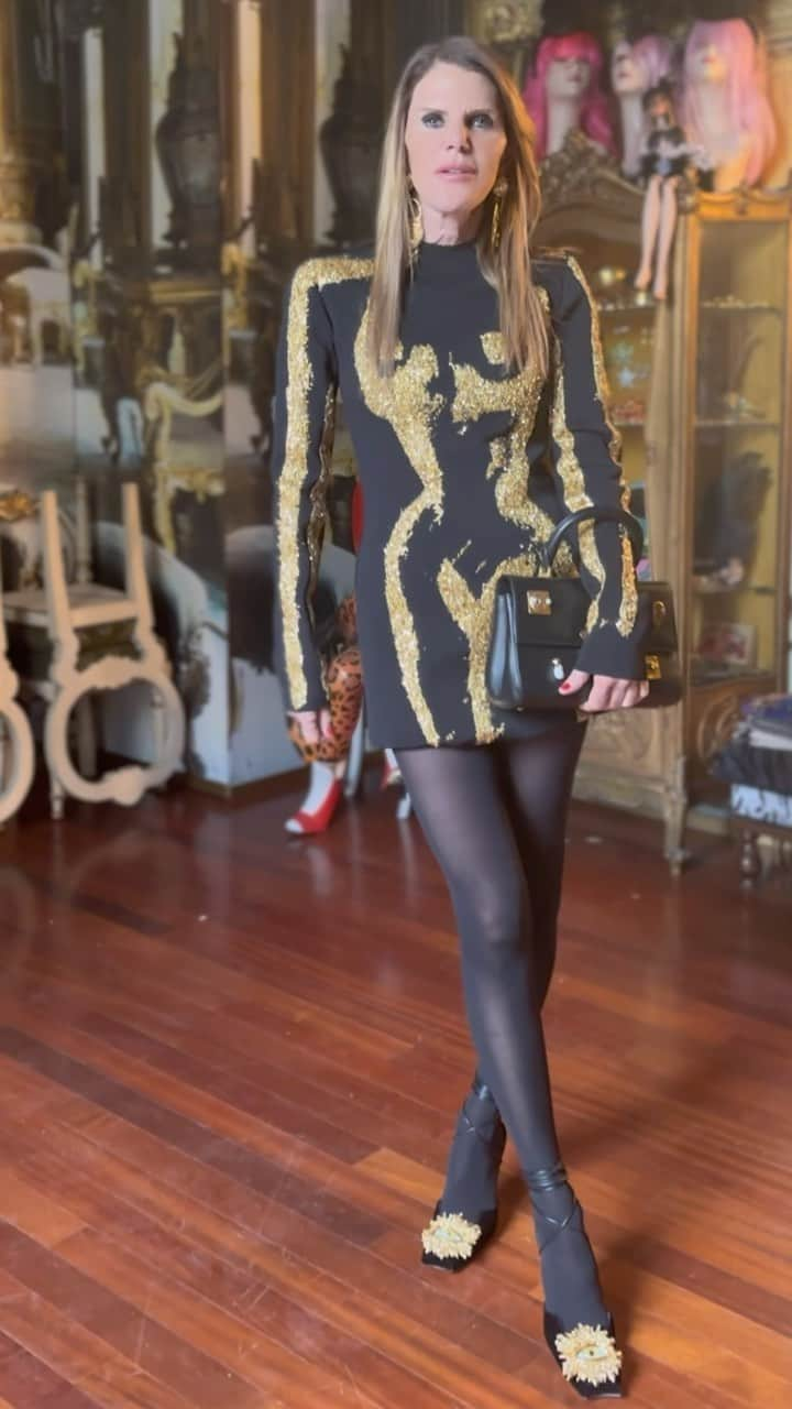 アンナ・デッロ・ルッソのインスタグラム：「Da un armadio all’altro: @annadellorusso si prepara per il talk di #TheVogueCloset dedicato ad Anna Piaggi, e non poteva che scegliere un look @schiaparelli per renderle omaggio. Ascolta il podcast dedicato, e scopri tutto quello che è successo ieri nella redazione di #VogueItalia, al link in bio. #GettingReadyWith #AnnaDelloRusso #VogueEvents  Video: @g.lofoco」