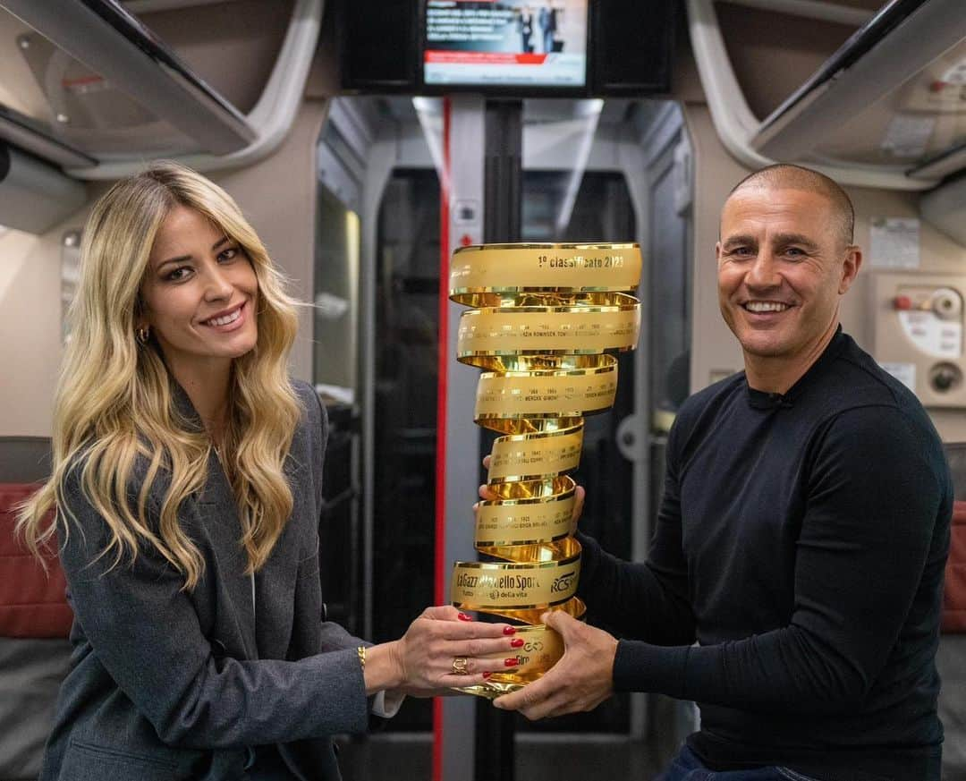 ファビオ・カンナヴァーロのインスタグラム：「Trenitalia e Giro d’Italia insieme ancora una volta per raggiungere nuovi traguardi. Con @ElenaSantarelli ho accompagnato il Trofeo Senza Fine da Napoli a Roma, a bordo di un #Frecciarossa, eccellenza dell’Alta Velocità Italiana e simbolo del #MadeinItaly. Un viaggio che unisce le mie più grandi passioni: il ciclismo ed i trofei😊  #adv #ogniviaggiountraguardo #InGiroconilTrofeo #giro  @Frecciarossaofficial @fsitaliane @giroditalia」