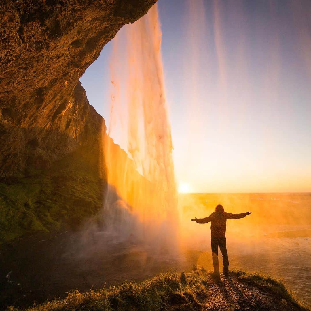 クリス・バーカードのインスタグラム：「Something as simple as water inevitably finding it’s way off of a cliff… what we love and experience as a waterfall. Those who spend time in Iceland can’t help but notice the vast amount them cascading only meters from the roads… a reminder that the country is still subject to the course of nature despite the presence of humans.」