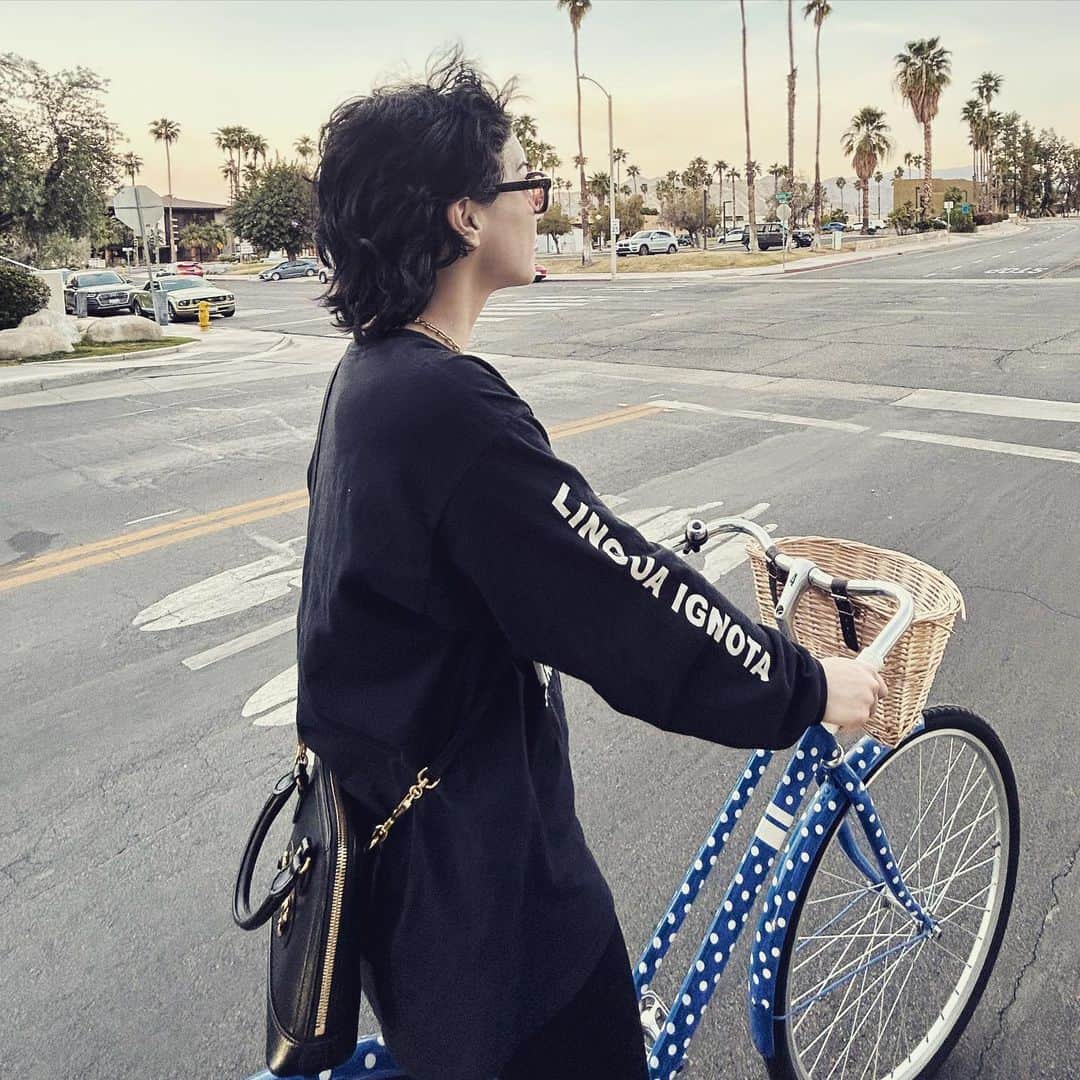 セイント・ヴィンセントのインスタグラム：「Desert goth.」