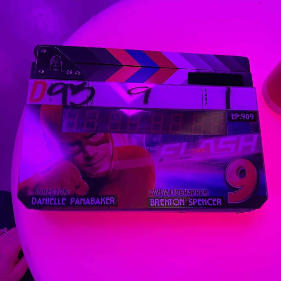 ダニエル・パナベイカーのインスタグラム：「As I look back on my time on @cwtheflash, one of the things I’m most grateful for is directing each of the last 5 seasons. I truly love directing and have learned so much with each episode and each experience. I particularly love collaborating with all the different departments and helping everyone do their best work to make the best episode possible. Missing our crew already - many of whom are shown in these photos! I’m so proud to have directed next week’s episode - don’t miss it!」