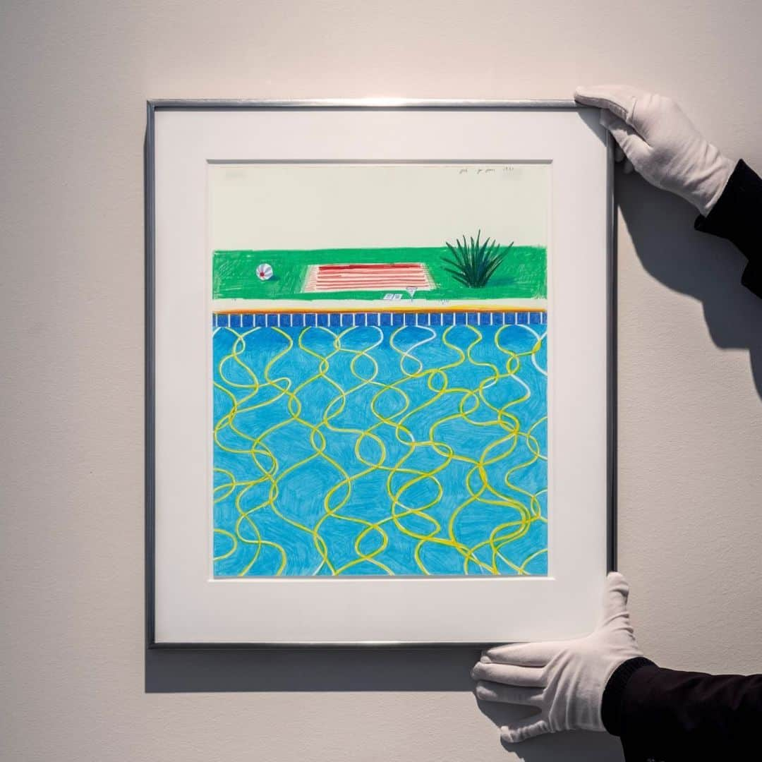 サザビーズさんのインスタグラム写真 - (サザビーズInstagram)「Nowhere is David Hockney’s genius more evident than in his iconic sun-drenched images of swimming pools, which serve as the setting for many of his major paintings of the 1960s and 1970s and are today defining images within the cultural identity of Southern California.   Look closer at ‘Drawing of a Pool and Towel’ from 1967 and you’ll see how Hockney depicts the irresistible poolside atmosphere on paper through saturated color, sinuous lines, and intimate details—like the dappling of small blue marks to the right of the martini glass, suggesting water droplets left behind by a recent swimmer, and the red striped pool towel, beach ball, martini glass, and open book, all alluding to the presence of a sunbathing figure who has just exited the scene.   Currently on view to the public in our Los Angeles galleries, ‘Drawing of a Pool and Towel’ will then head to York Avenue ahead of the Contemporary Evening Auction on 18 May at #SothebysNewYork, presented in partnership with @celine. Discover more in our link in bio. #SothebysContemporary #DavidHockney」4月22日 3時33分 - sothebys