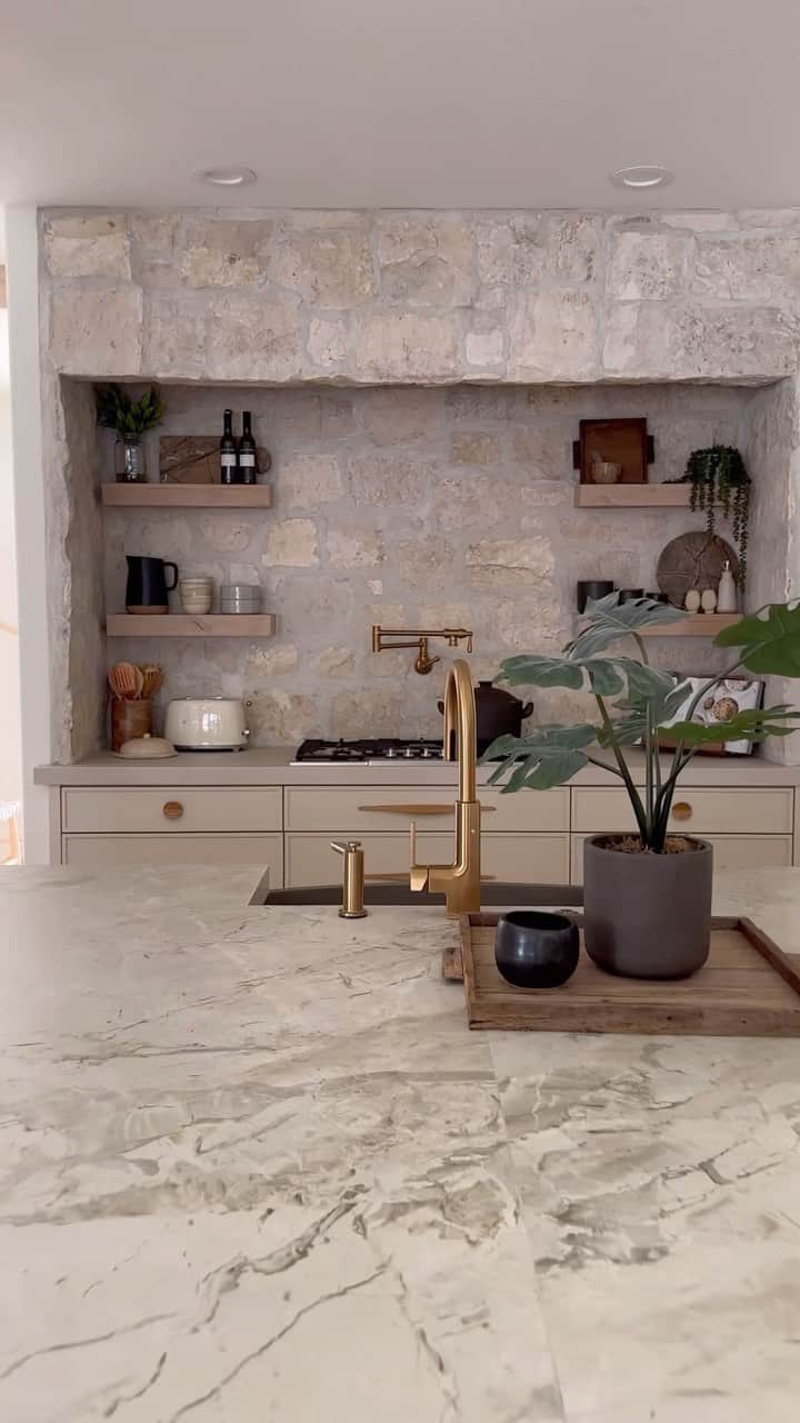 Cara Van Brocklinのインスタグラム：「Sorry babes, it’s another lengthy video, but it’s something you guys have asked for! Here is a little tour of my kitchen🫶🏻. I love my kitchen, so so so much! I feel like the only thing now that I would possibly change is updating and switching up the barstools. But as far as the design and everything goes, I am still completely in love with it!」