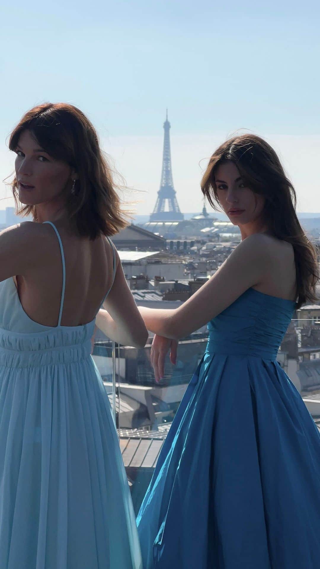 Hanneli Mustapartaのインスタグラム：「20 years a part, but still very much the same🤍 @marella_official #MarellaGirls @hannelim @marinamtaa」