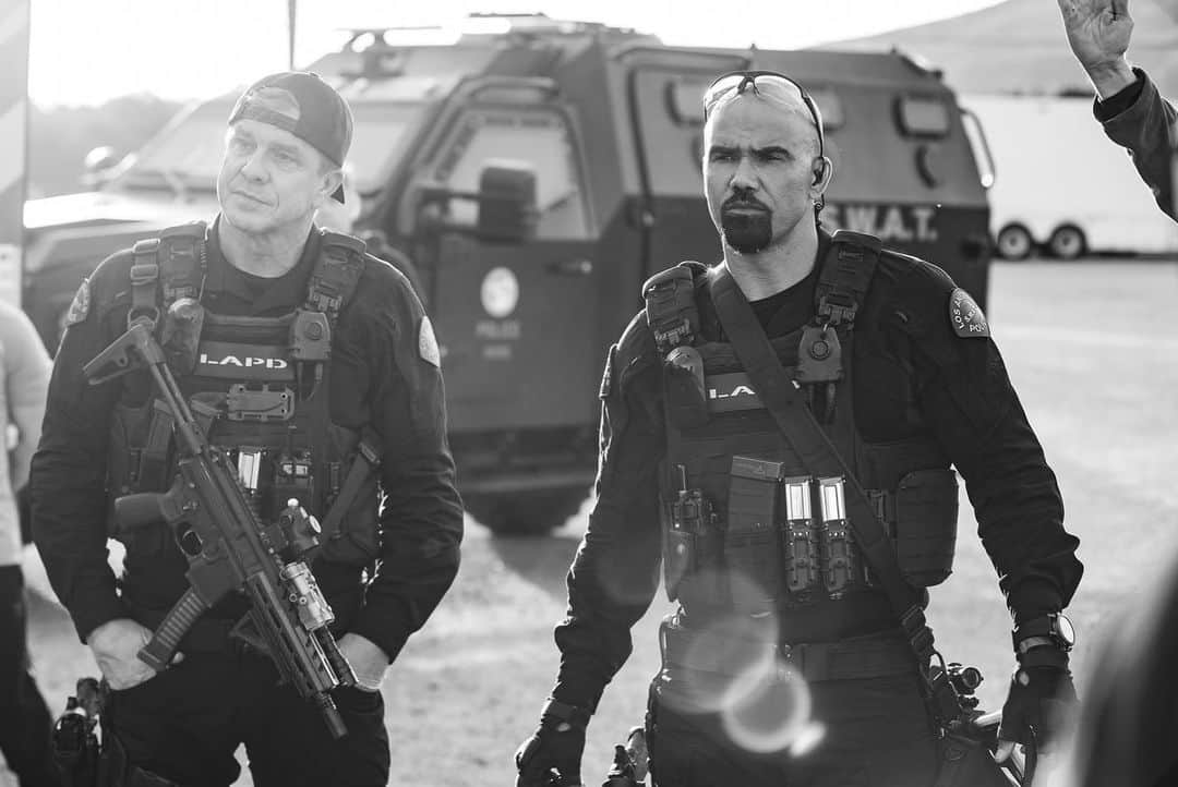 シェマー・ムーアさんのインスタグラム写真 - (シェマー・ムーアInstagram)「We are back with an ALL NEW action packed @swatcbs TONIGHT at 8PM !!! Let’s Go!!!! 👊🏽💪🏽💣💥」4月22日 3時46分 - shemarfmoore