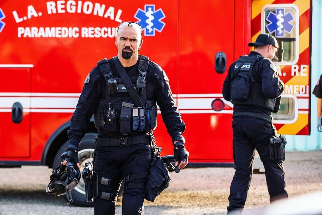 シェマー・ムーアさんのインスタグラム写真 - (シェマー・ムーアInstagram)「We are back with an ALL NEW action packed @swatcbs TONIGHT at 8PM !!! Let’s Go!!!! 👊🏽💪🏽💣💥」4月22日 3時46分 - shemarfmoore