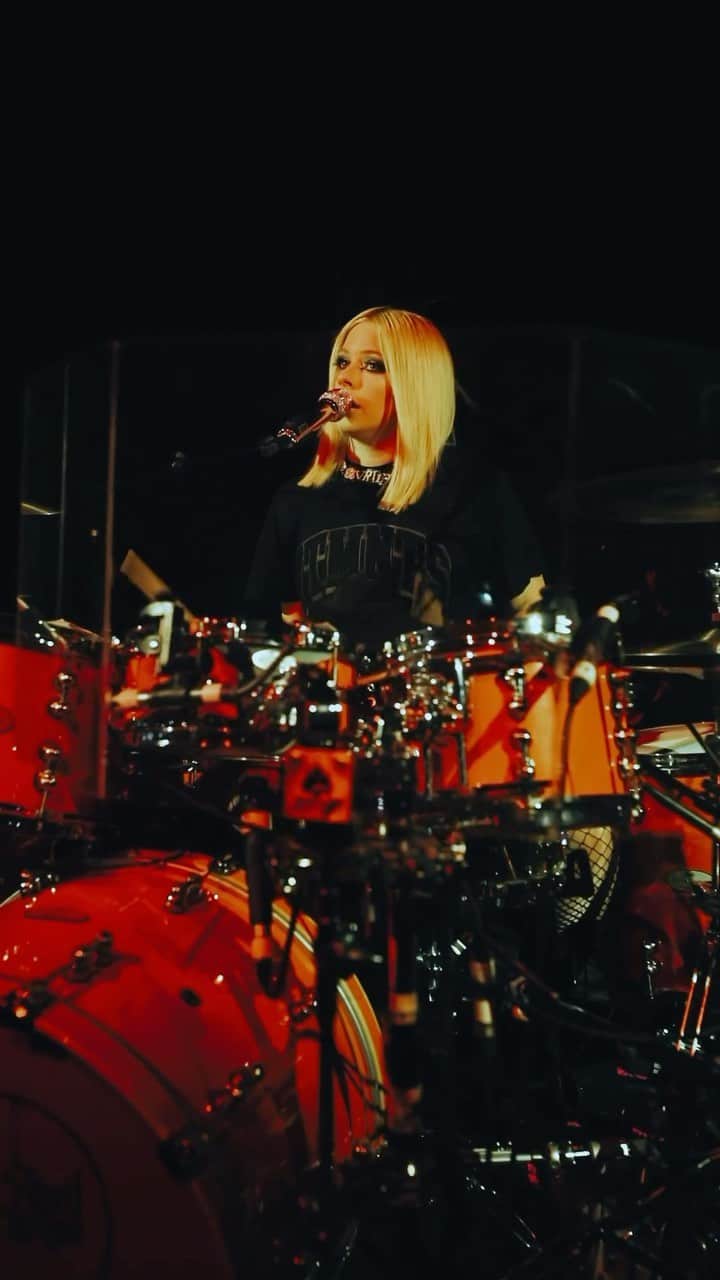 アヴリル・ラヴィーンのインスタグラム：「Channeling my inner @travisbarker 🥁🥁🤘🤘」