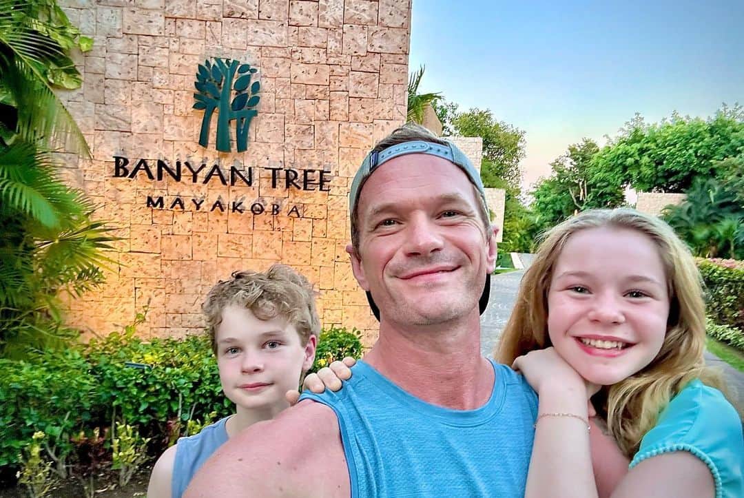 ニール・パトリック・ハリスのインスタグラム：「Spring Break Week 2 in Mexico! The kids and I sipped, spa’d, sunned and swam at Mayakoba Banyan Tree - the perfect respite before heading back to school/work. Thanks @banyantreemayakoba for making everyone and everything feel special. ¡Nos lo pasamos de increíble!#grateful @mayakoba #sanctuaryforthesenses #mayakobaexperiences」