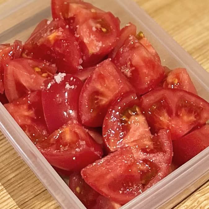 森田恭子さんのインスタグラム写真 - (森田恭子Instagram)「真夜中にトマトを切る（４コ）」4月22日 3時55分 - mori_kyon